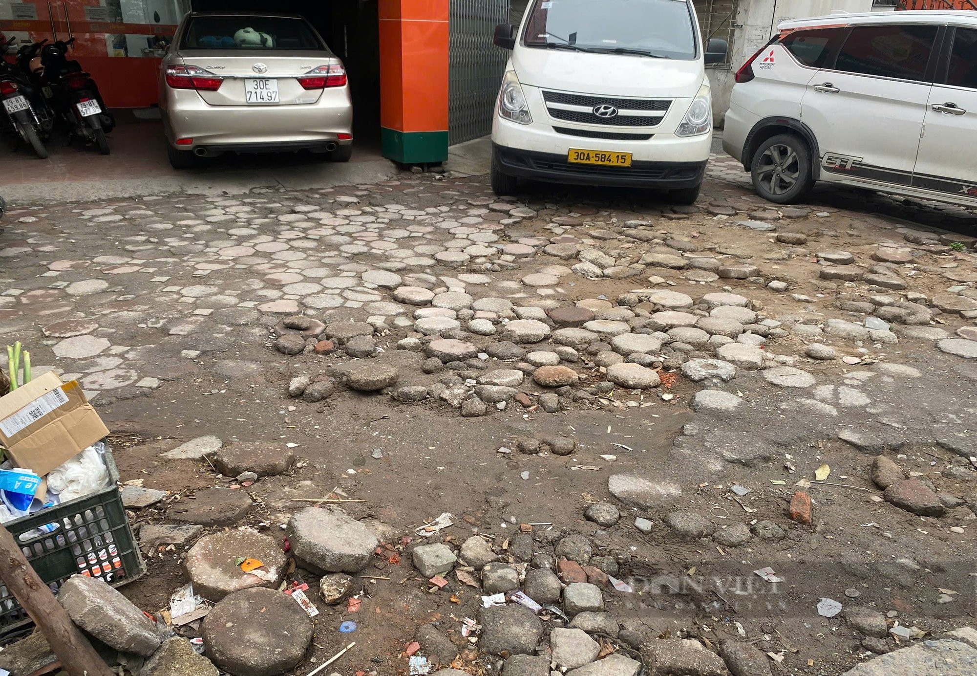 Hà Nội: Ám ảnh với vỉa hè nát bét trên tuyến phố dẫn vào bến xe Mỹ Đình - Ảnh 7.