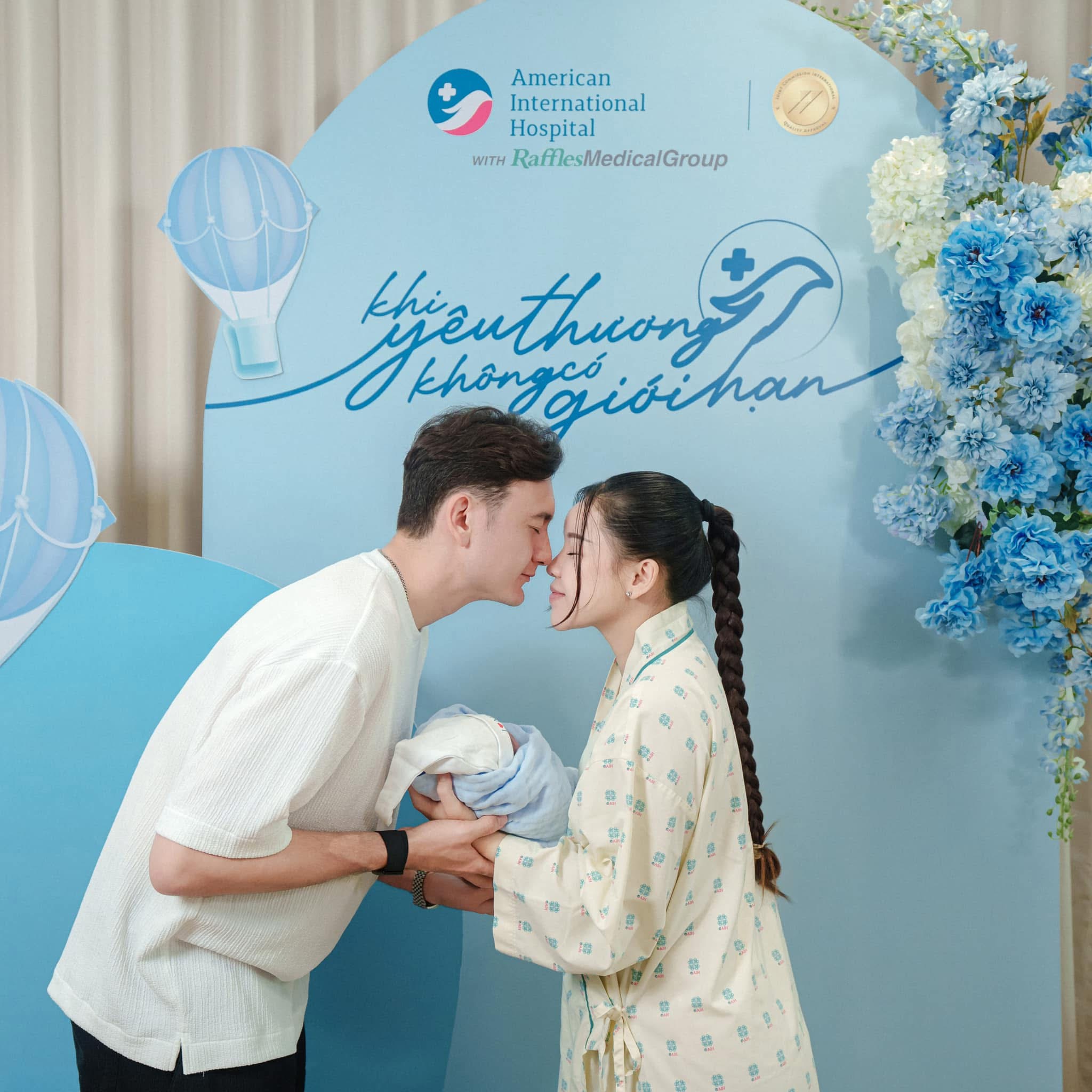 Thủ môn Đặng Văn Lâm đón con đầu lòng - Ảnh 1.