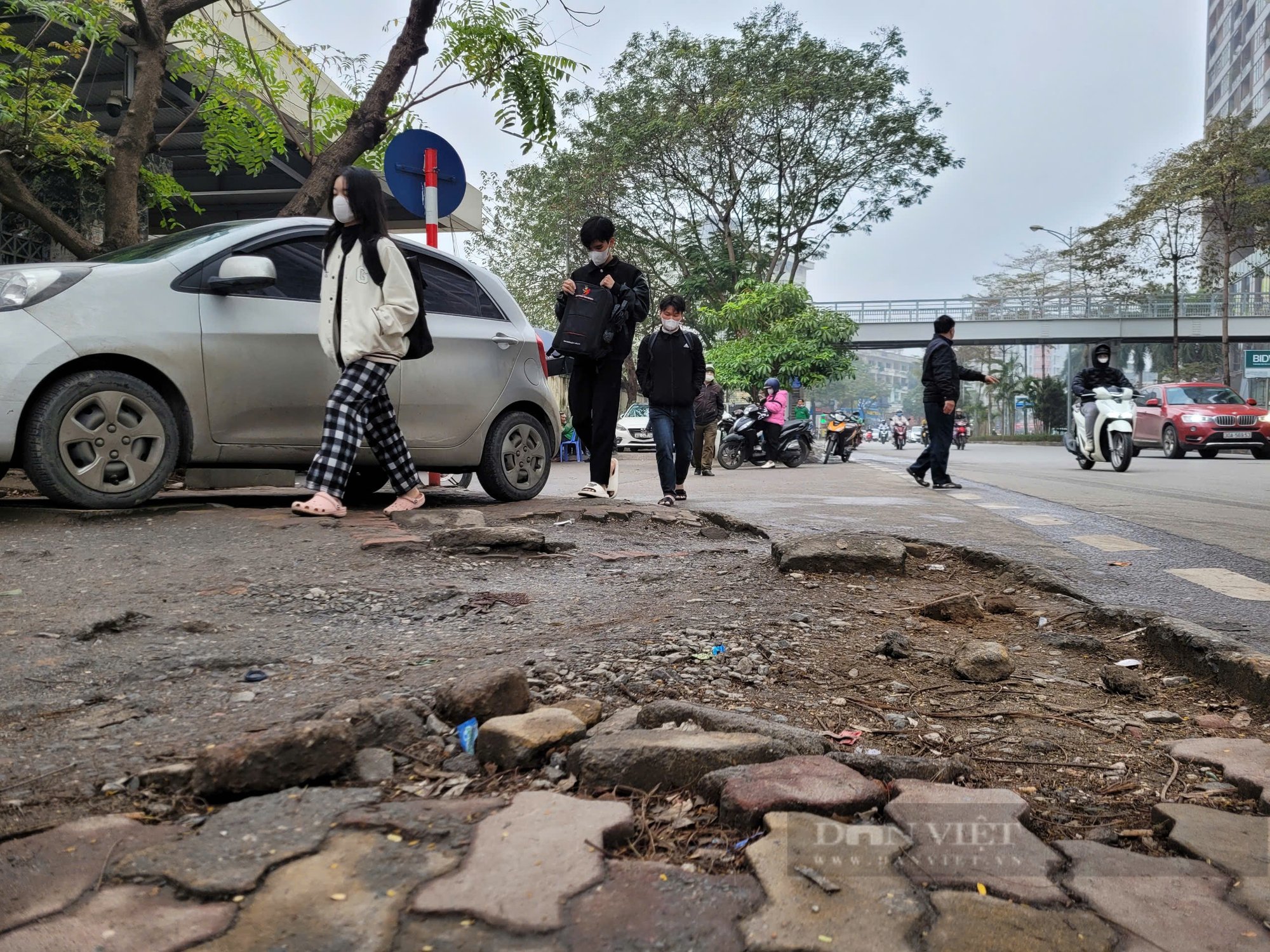 Hà Nội: Ám ảnh với vỉa hè nát bét trên tuyến phố dẫn vào bến xe Mỹ Đình - Ảnh 1.
