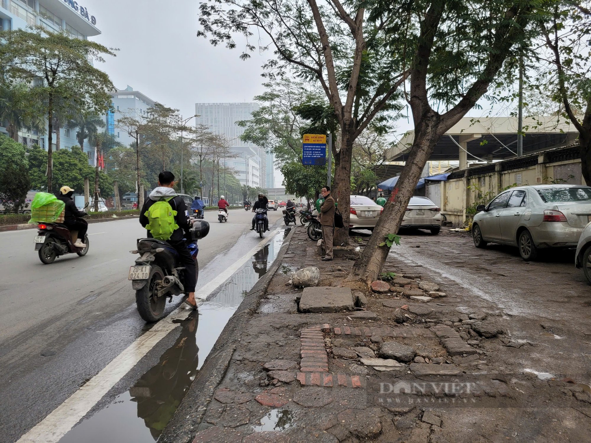 Hà Nội: Ám ảnh với vỉa hè nát bét trên tuyến phố dẫn vào bến xe Mỹ Đình - Ảnh 4.