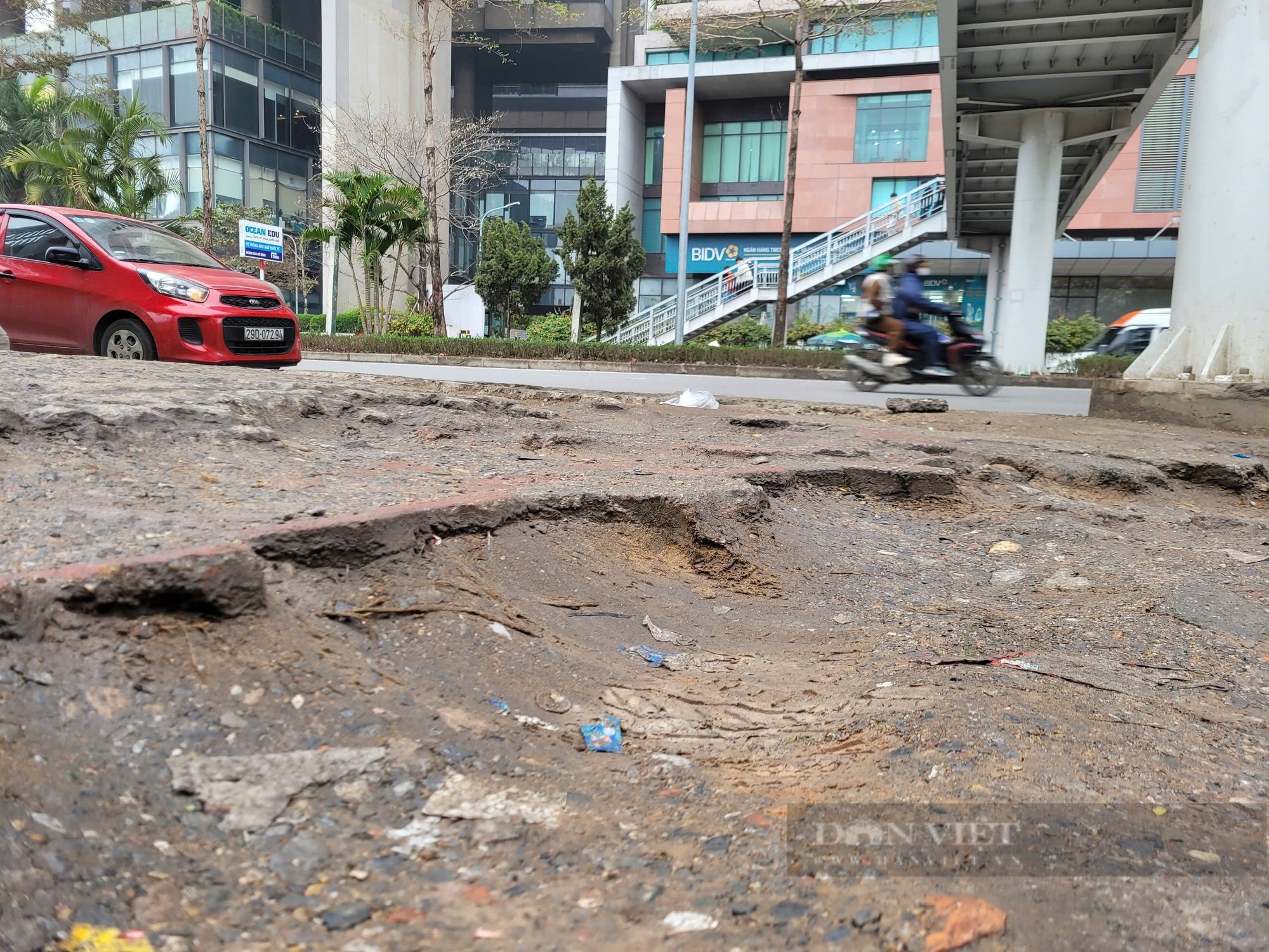 Hà Nội: Ám ảnh với vỉa hè nát bét trên tuyến phố dẫn vào bến xe Mỹ Đình - Ảnh 3.