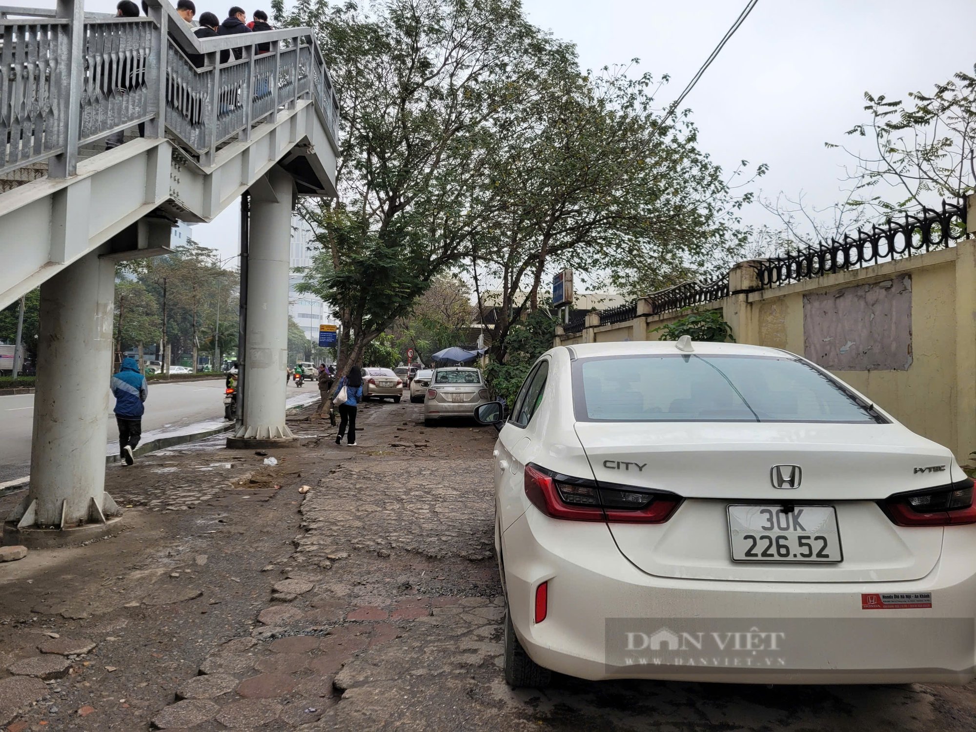 Hà Nội: Ám ảnh với vỉa hè nát bét trên tuyến phố dẫn vào bến xe Mỹ Đình - Ảnh 2.