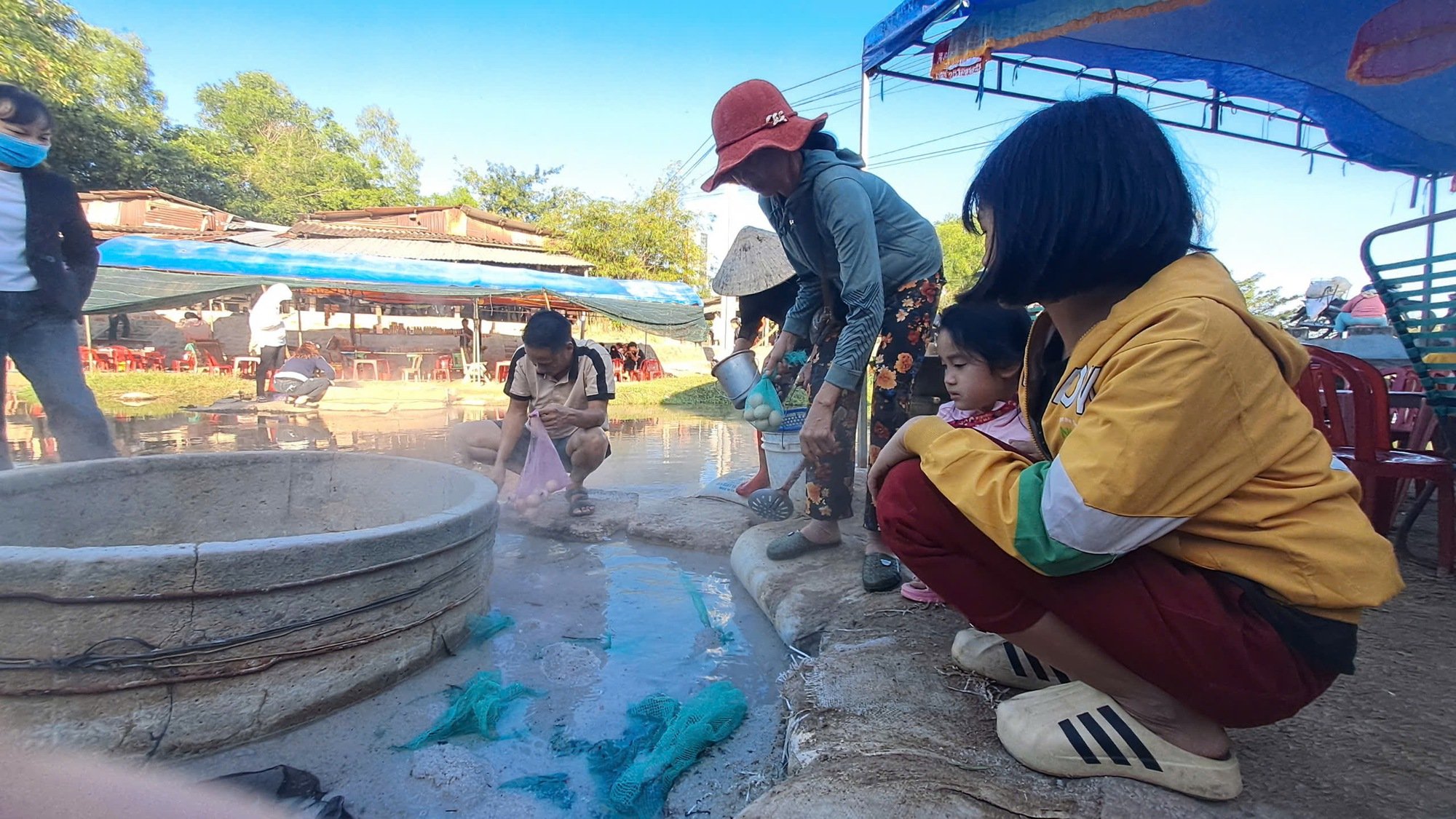 "Độc lạ" suối sôi sùng sục, luộc chín cả trứng, khung cảnh bất ngờ giống như phim ở Bình Định- Ảnh 2.