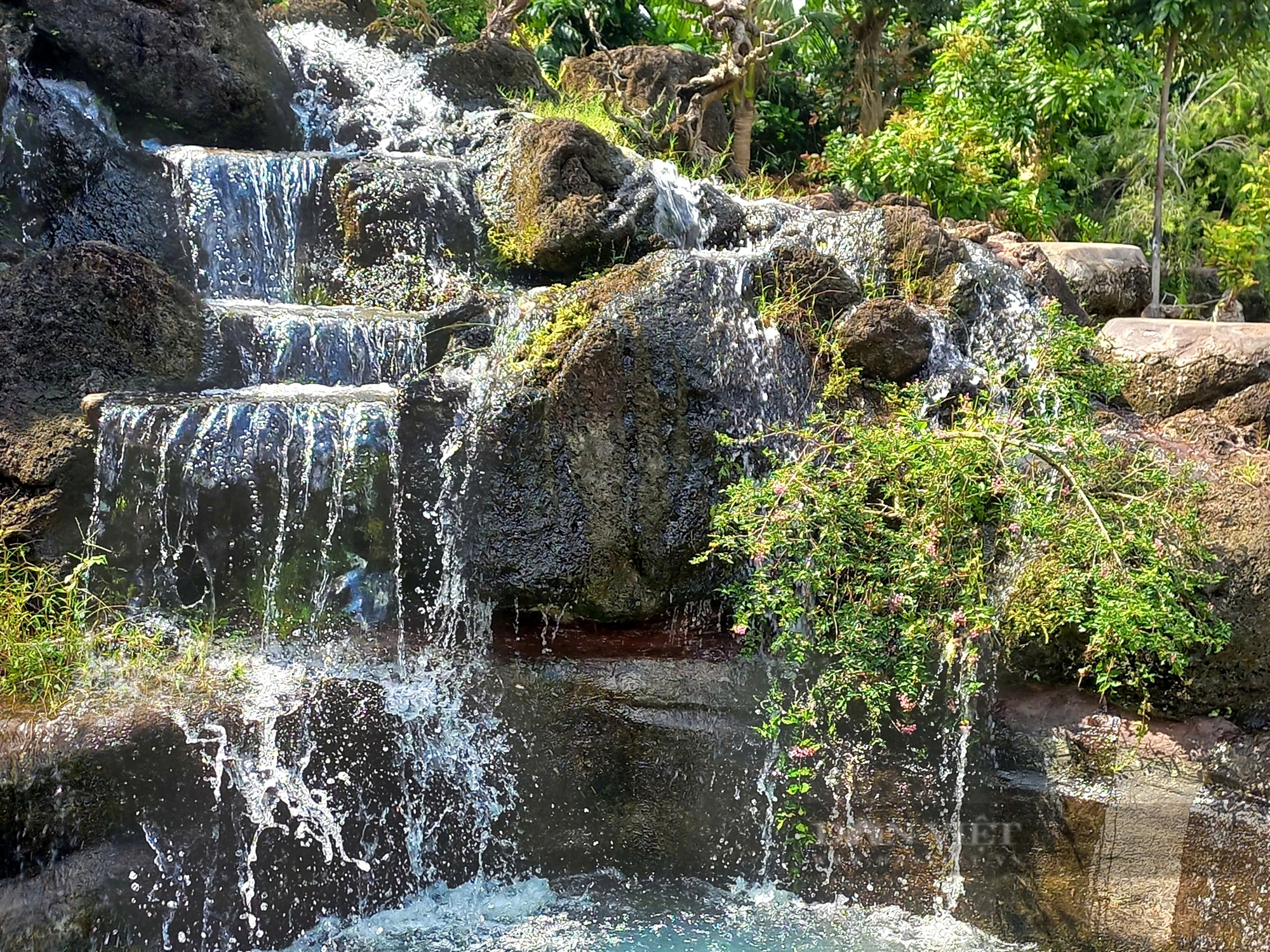 Ông nông dân “đưa” thác Bản Giốc về phố thị chơi khiến dân tình trầm trồ bởi mỹ miều, to lớn ngỡ ngàng - Ảnh 5.