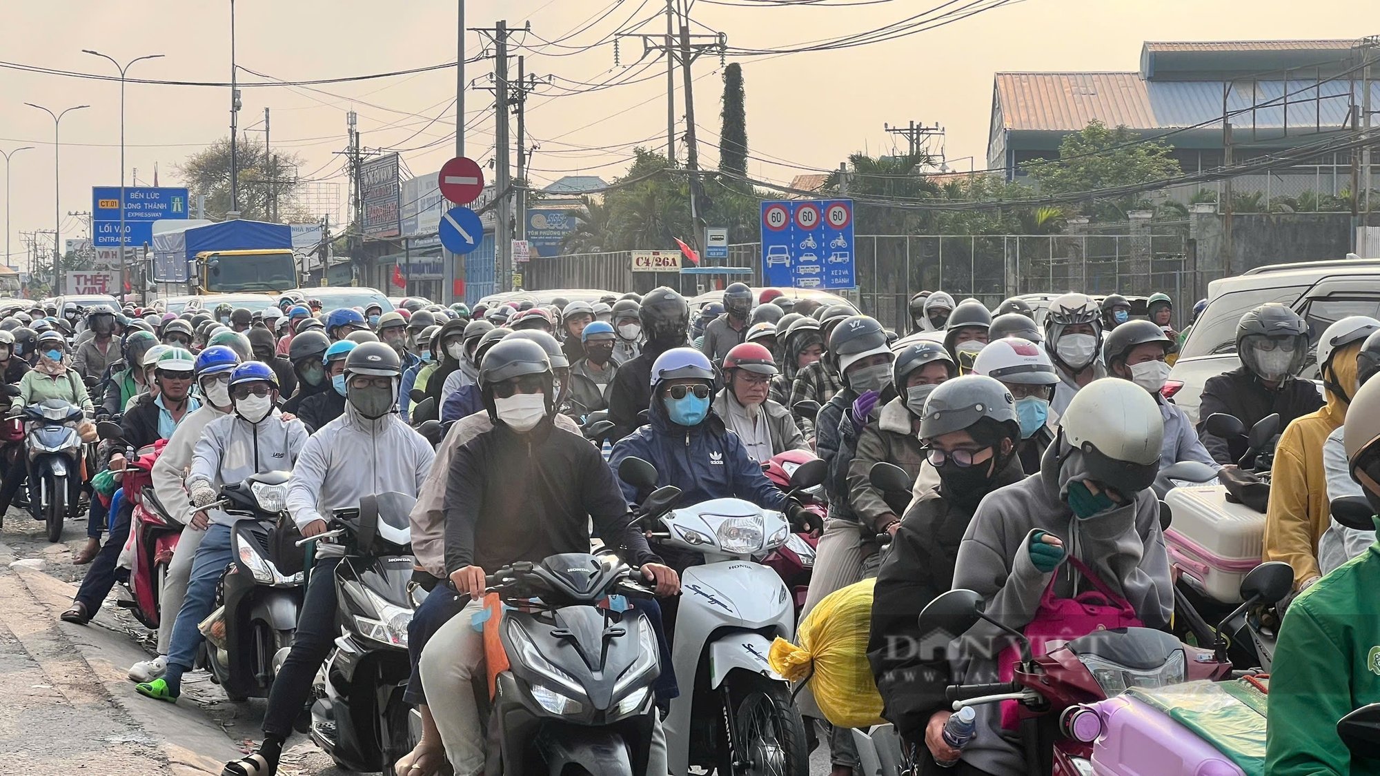 Cửa ngõ ùn ứ, người dân nhích từng chút một trở lại TP.HCM sau Tết - Ảnh 1.
