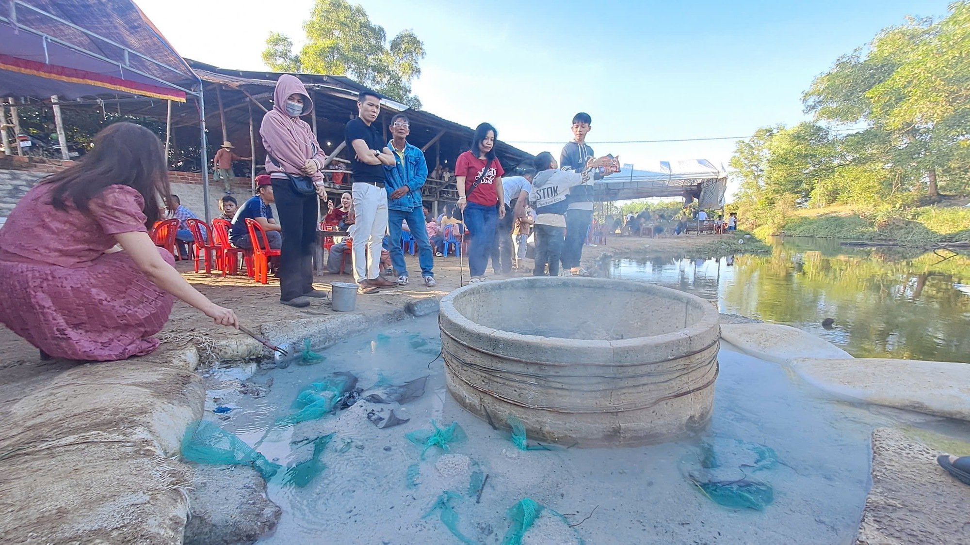 "Độc lạ" suối sôi sùng sục, luộc chín cả trứng, khung cảnh bất ngờ giống như phim ở Bình Định- Ảnh 3.