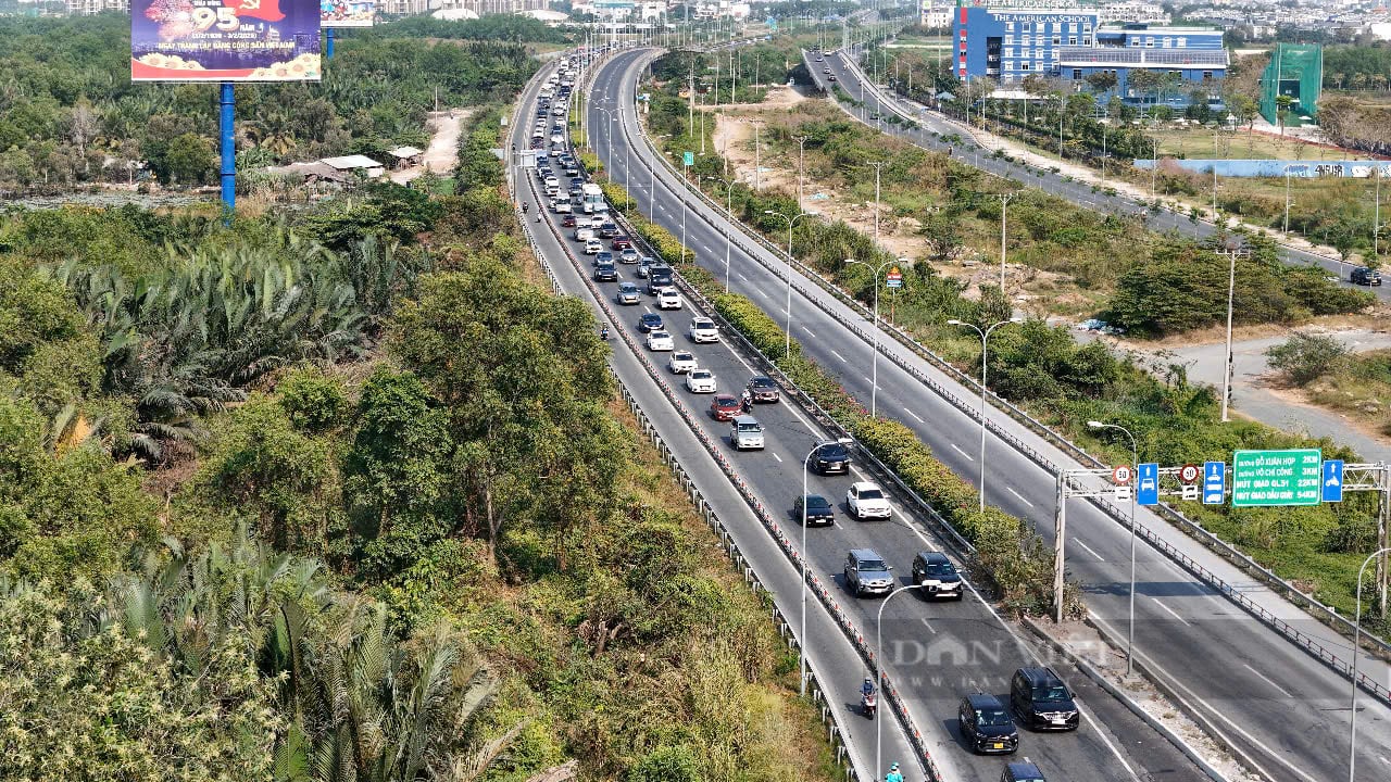 Cửa ngõ ùn ứ, người dân nhích từng chút một trở lại TP.HCM sau Tết - Ảnh 5.