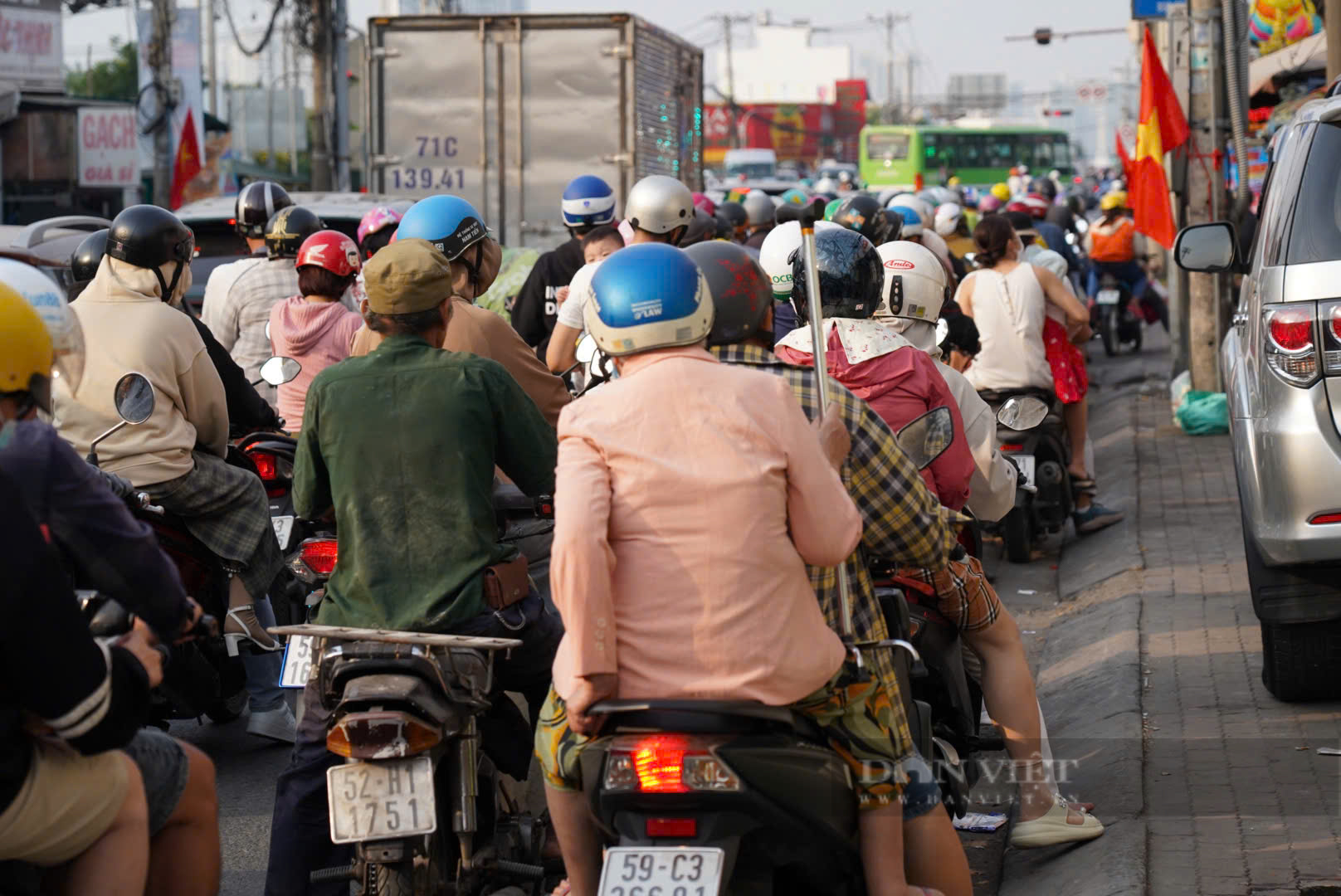 Trẻ em ngủ gục trên xe máy theo cha mẹ trở lại TP.HCM sau kỳ nghỉ Tết - Ảnh 7.