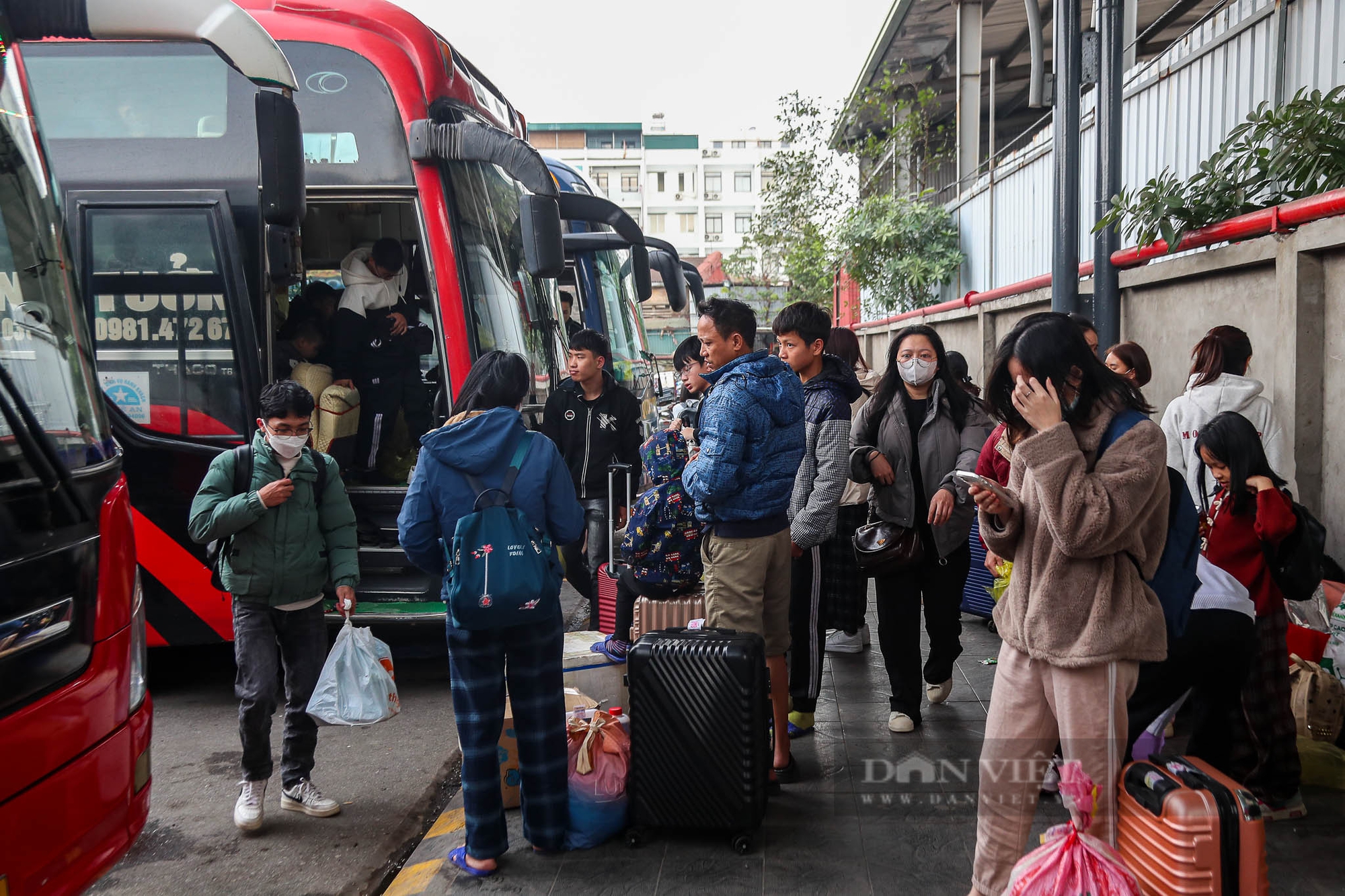 Người dân chờ cả tiếng đồng hồ, vẫy 5 lượt mới bắt được xe trở lại Hà Nội sau kỳ nghỉ Tết 2025- Ảnh 13.