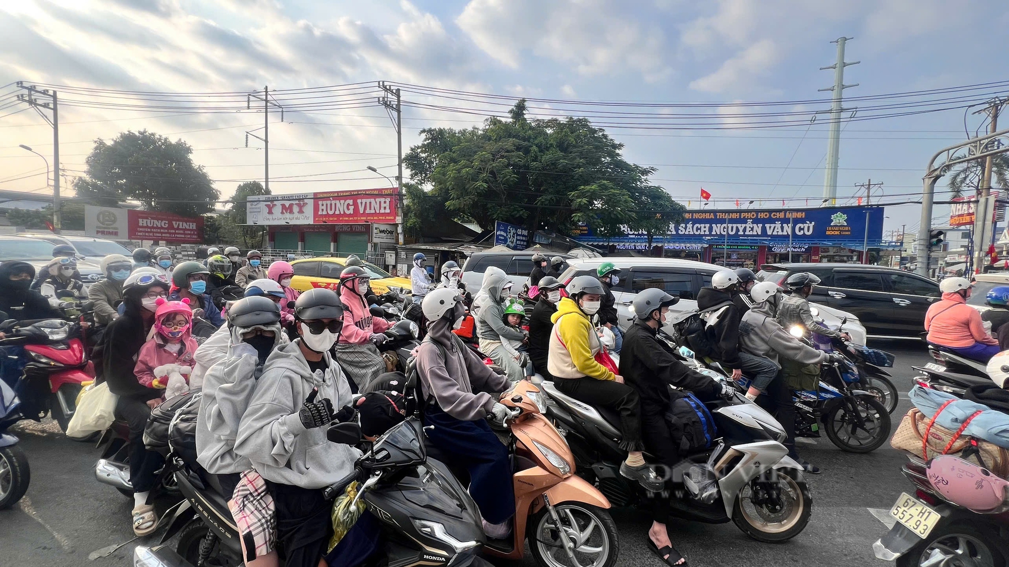 Cửa ngõ ùn ứ, người dân nhích từng chút một trở lại TP.HCM sau Tết - Ảnh 3.