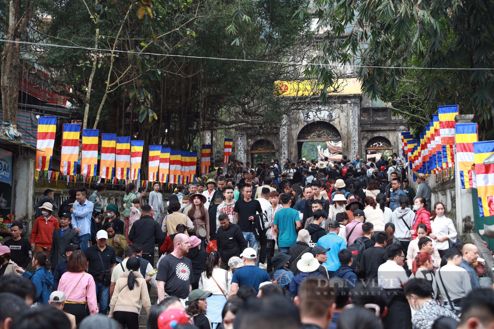 Chùa Hương đón 5,6 vạn lượt khách trước ngày khai hội, quyết ngăn chặn "ma trận" tâm linh, cúng lễ cầu con- Ảnh 2.