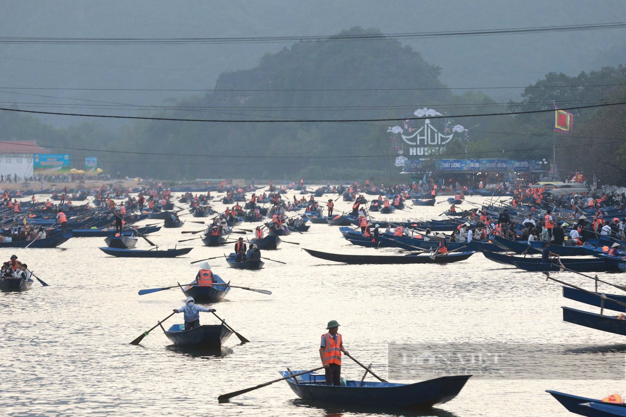 Chùa Hương đón 5,6 vạn lượt khách trước ngày khai hội, quyết ngăn chặn "ma trận" tâm linh, cúng lễ cầu con- Ảnh 1.