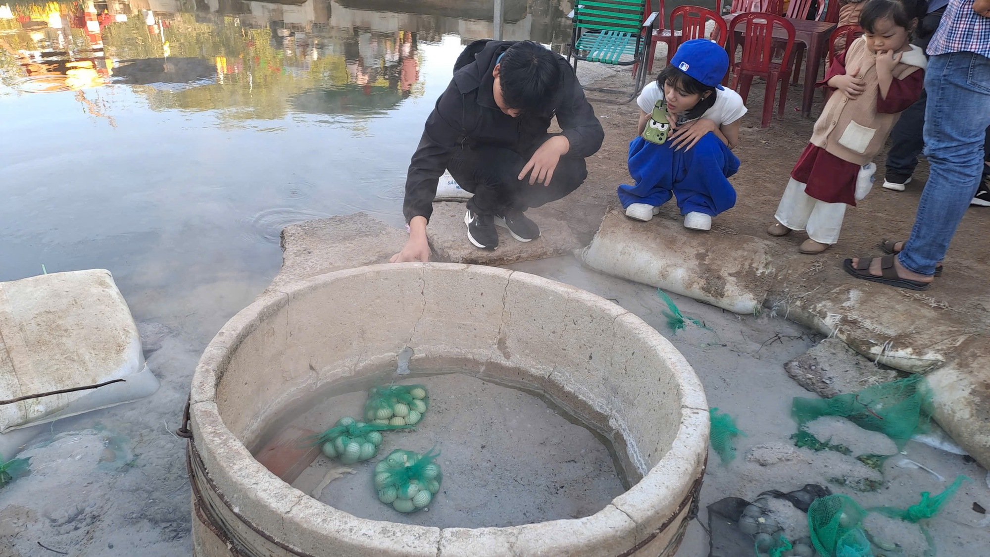 "Độc lạ" suối sôi sùng sục, luộc chín cả trứng, khung cảnh bất ngờ giống như phim ở Bình Định- Ảnh 4.