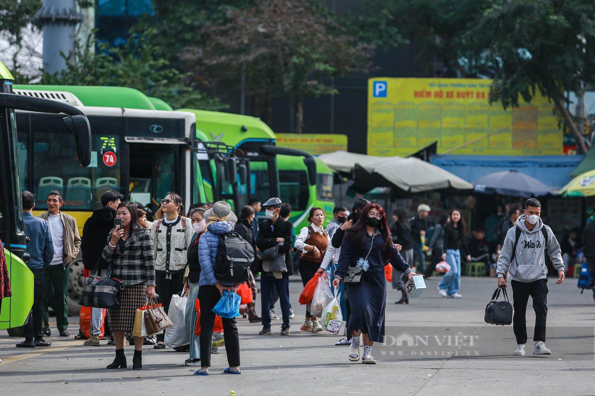Người dân chờ cả tiếng đồng hồ, vẫy 5 lượt mới bắt được xe trở lại Hà Nội sau kỳ nghỉ Tết 2025- Ảnh 1.