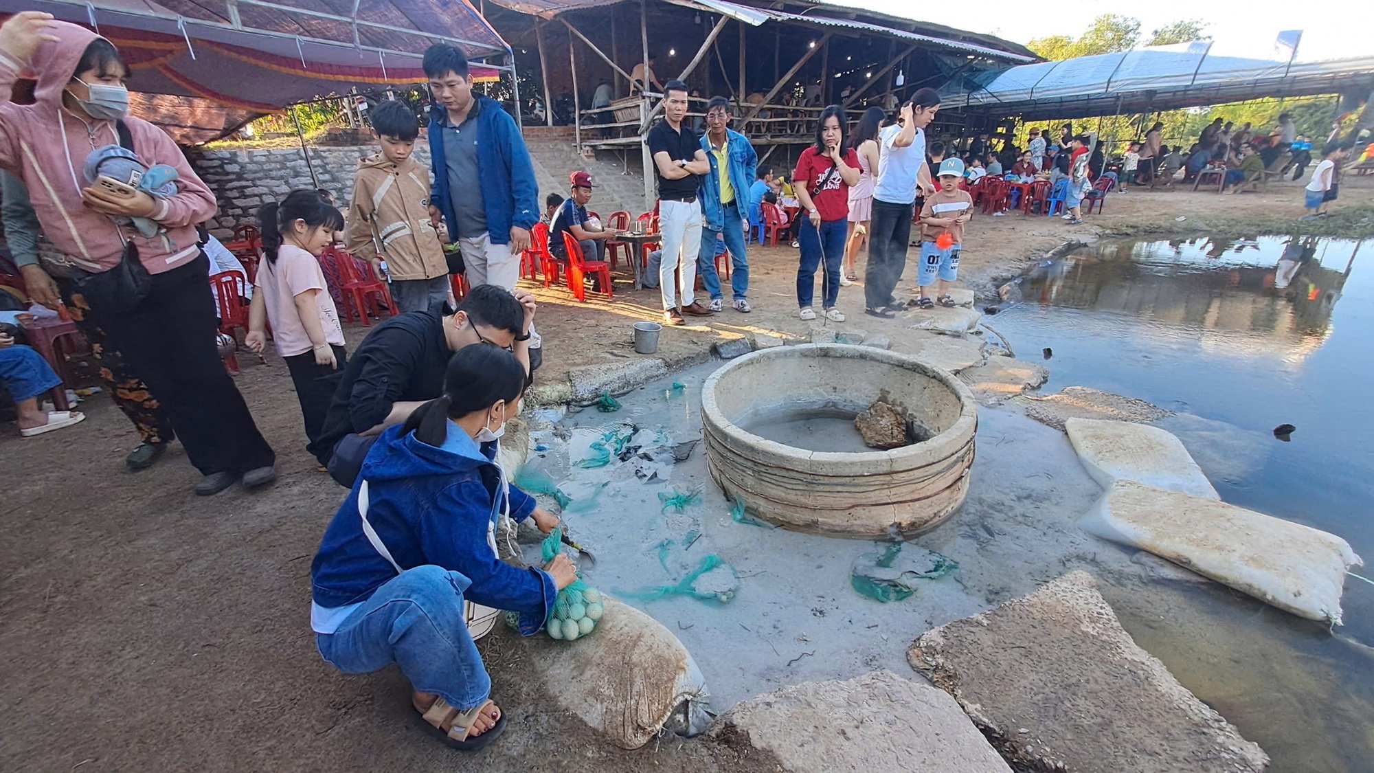 "Độc lạ" suối sôi sùng sục, luộc chín cả trứng, khung cảnh bất ngờ giống như phim ở Bình Định- Ảnh 7.