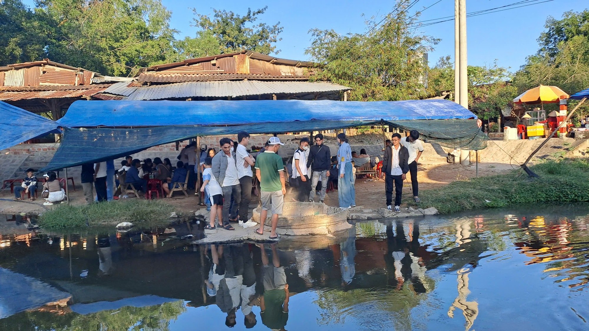 "Độc lạ" suối sôi sùng sục, luộc chín cả trứng, khung cảnh bất ngờ giống như phim ở Bình Định- Ảnh 1.