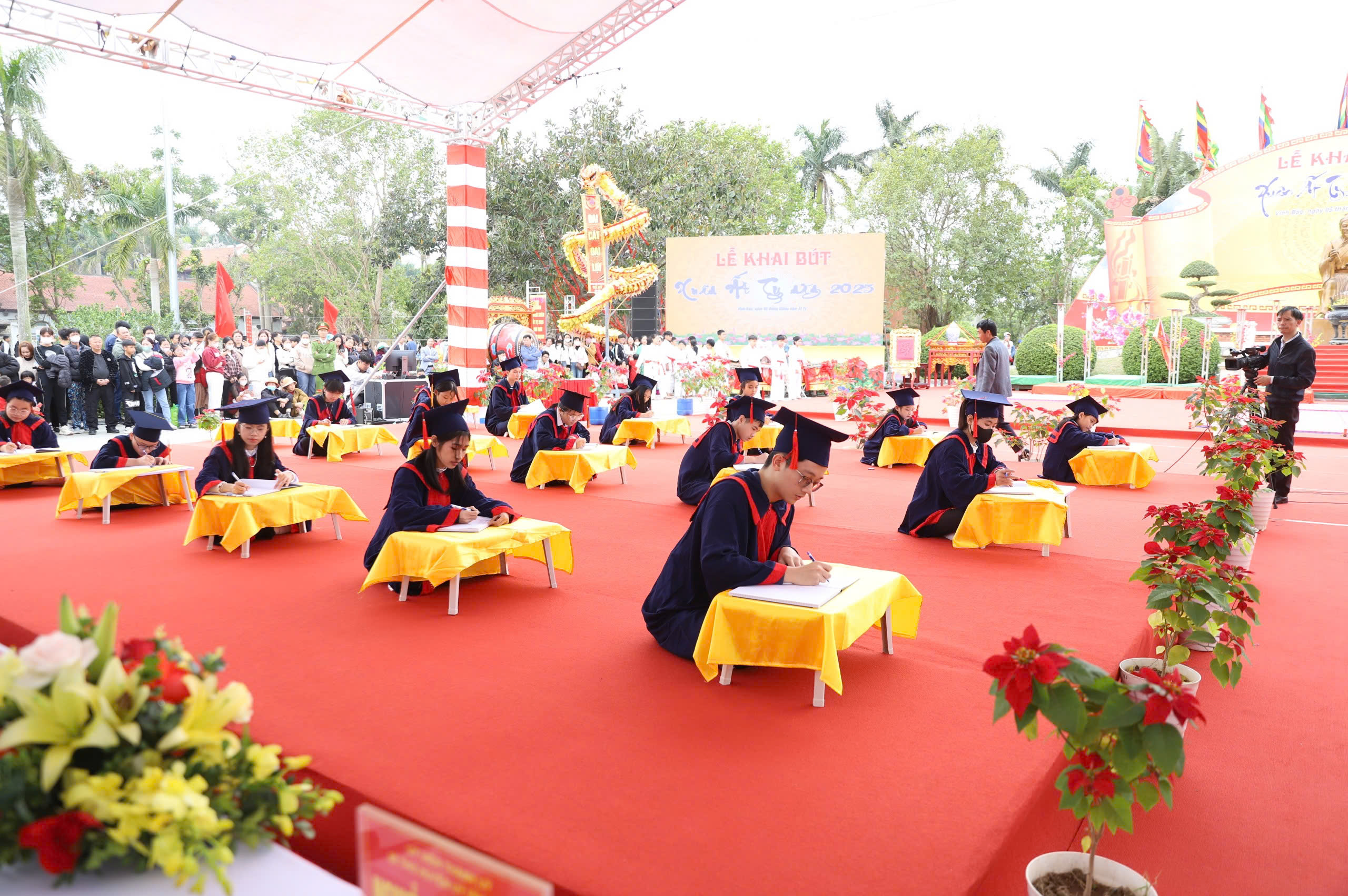 Hải Phòng: Khách thập phương nô nức dự lễ hội khai bút đầu Xuân tại Khu di tích đền Trạng trình Nguyễn Bỉnh Khiêm- Ảnh 3.