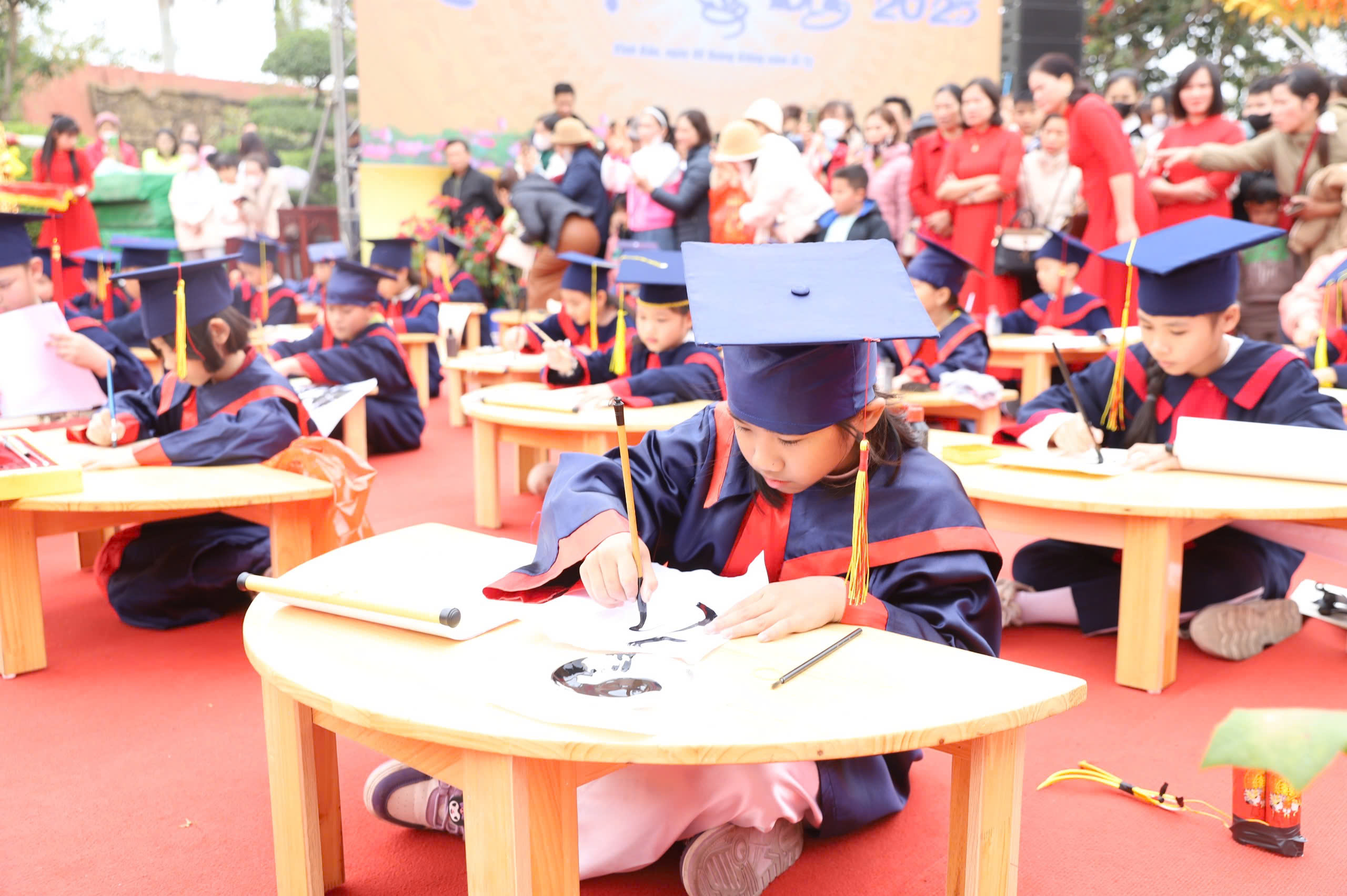 Hải Phòng: Khách thập phương nô nức dự lễ hội khai bút đầu Xuân tại Khu di tích đền Trạng trình Nguyễn Bỉnh Khiêm- Ảnh 2.