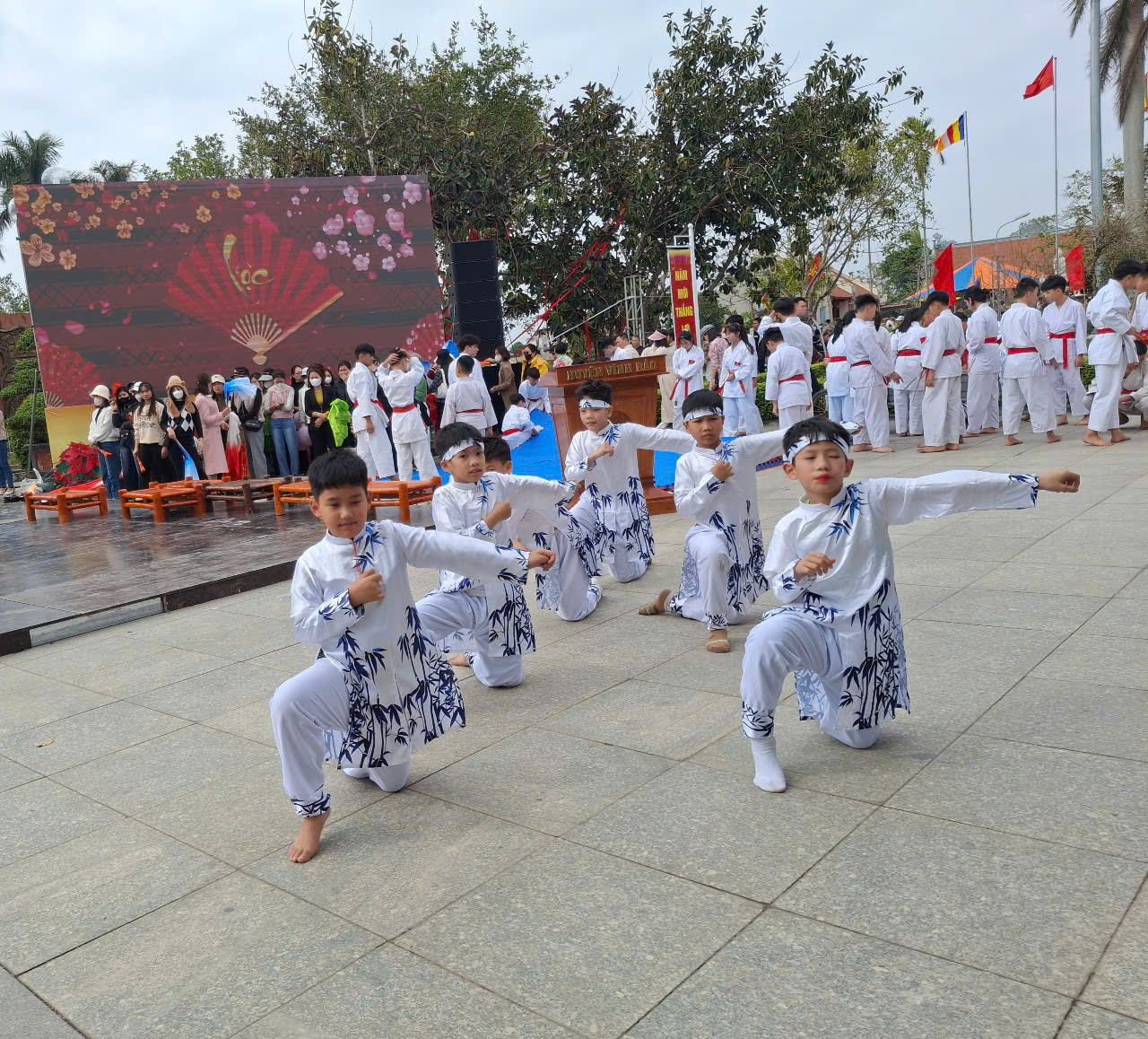 Hải Phòng: Khách thập phương nô nức dự lễ hội khai bút đầu Xuân tại Khu di tích đền Trạng trình Nguyễn Bỉnh Khiêm- Ảnh 4.