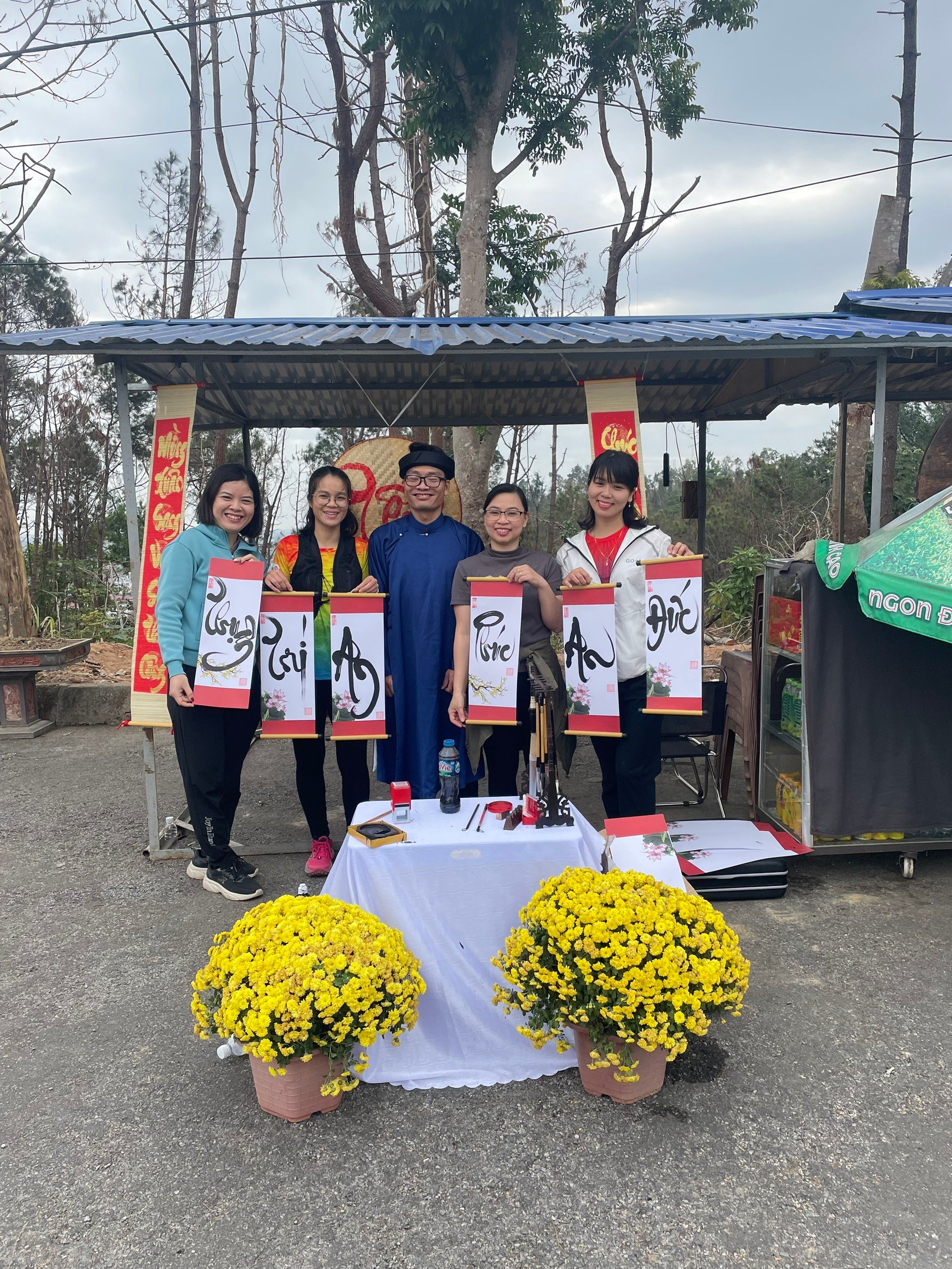 Hải Phòng: Khách thập phương nô nức dự lễ hội khai bút đầu Xuân tại Khu di tích đền Trạng trình Nguyễn Bỉnh Khiêm- Ảnh 9.