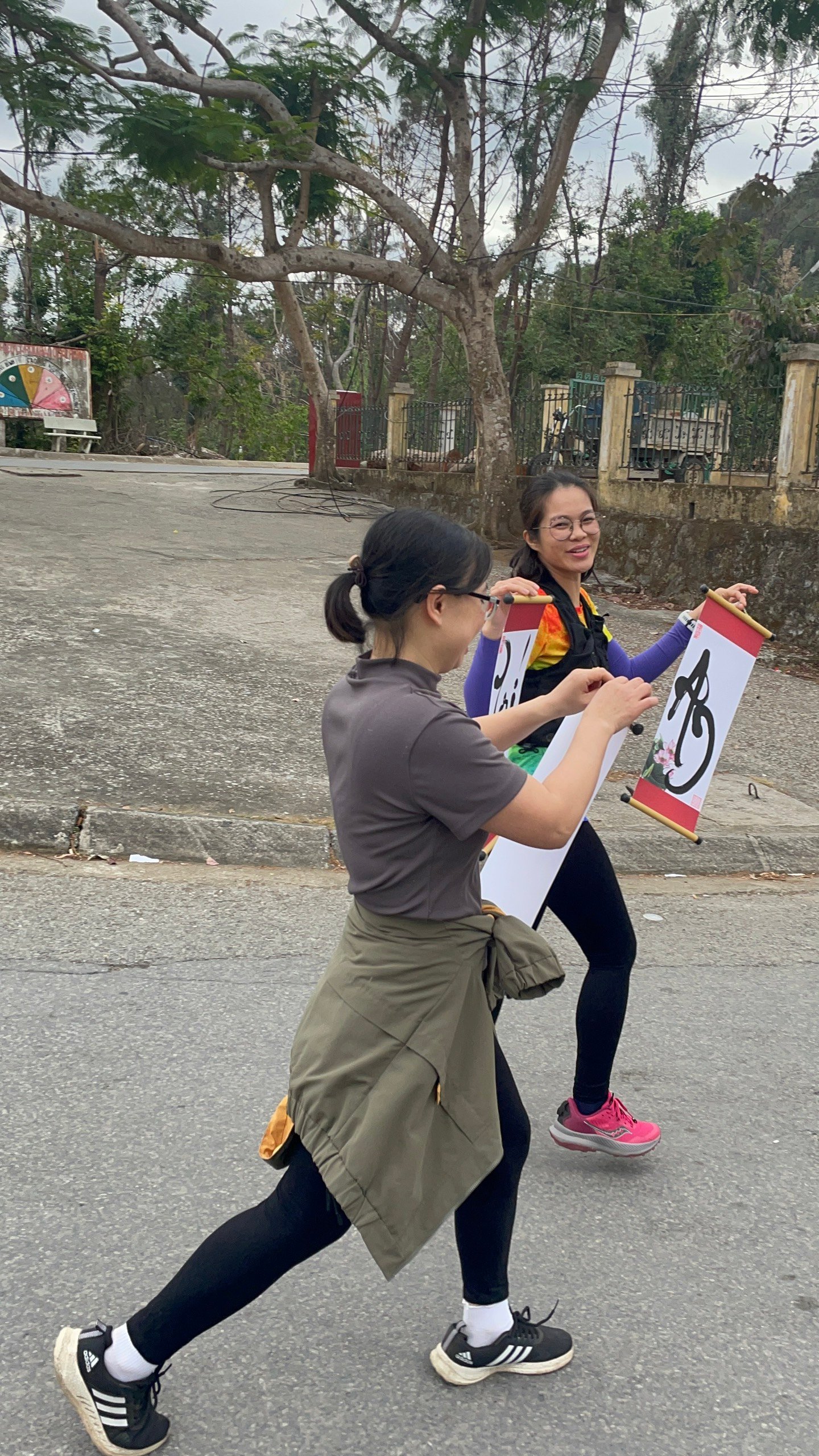 Hải Phòng: Khách thập phương nô nức dự lễ hội khai bút đầu Xuân tại Khu di tích đền Trạng trình Nguyễn Bỉnh Khiêm- Ảnh 10.