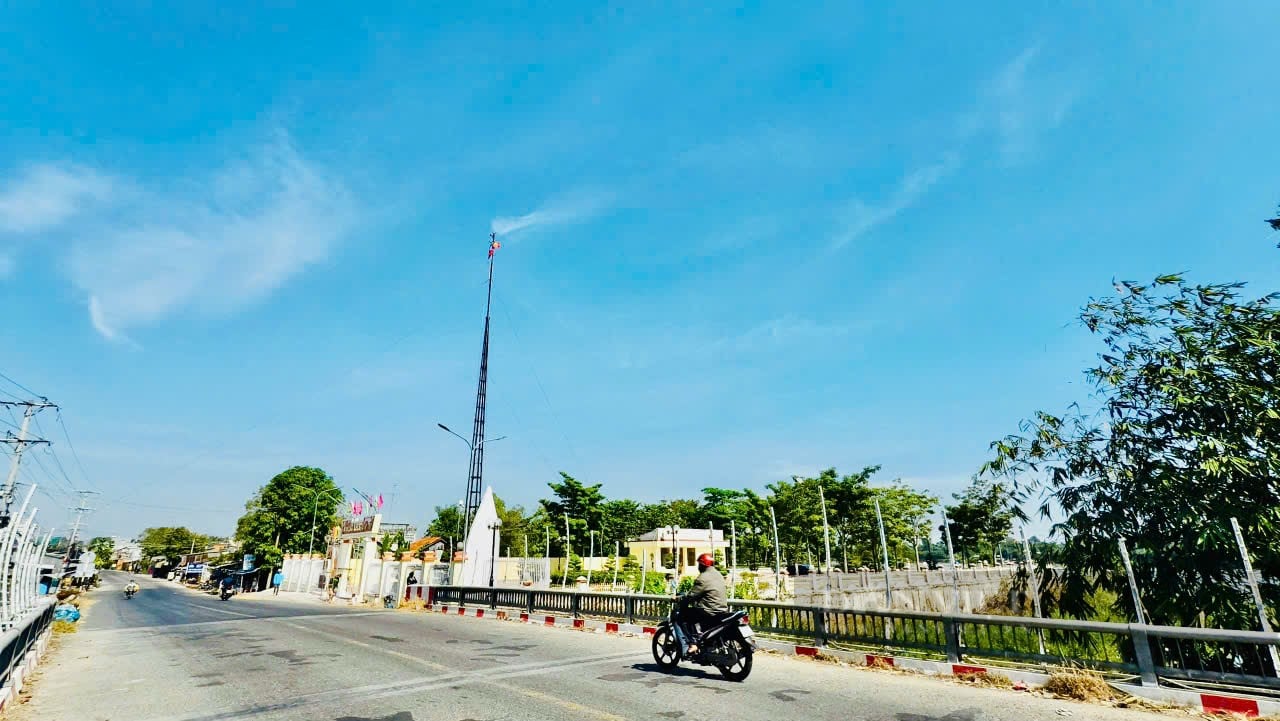 Cờ Đảng tung bay trên Cột dây thép, nơi chi bộ Đảng đầu tiên của tỉnh An Giang ra đời- Ảnh 3.