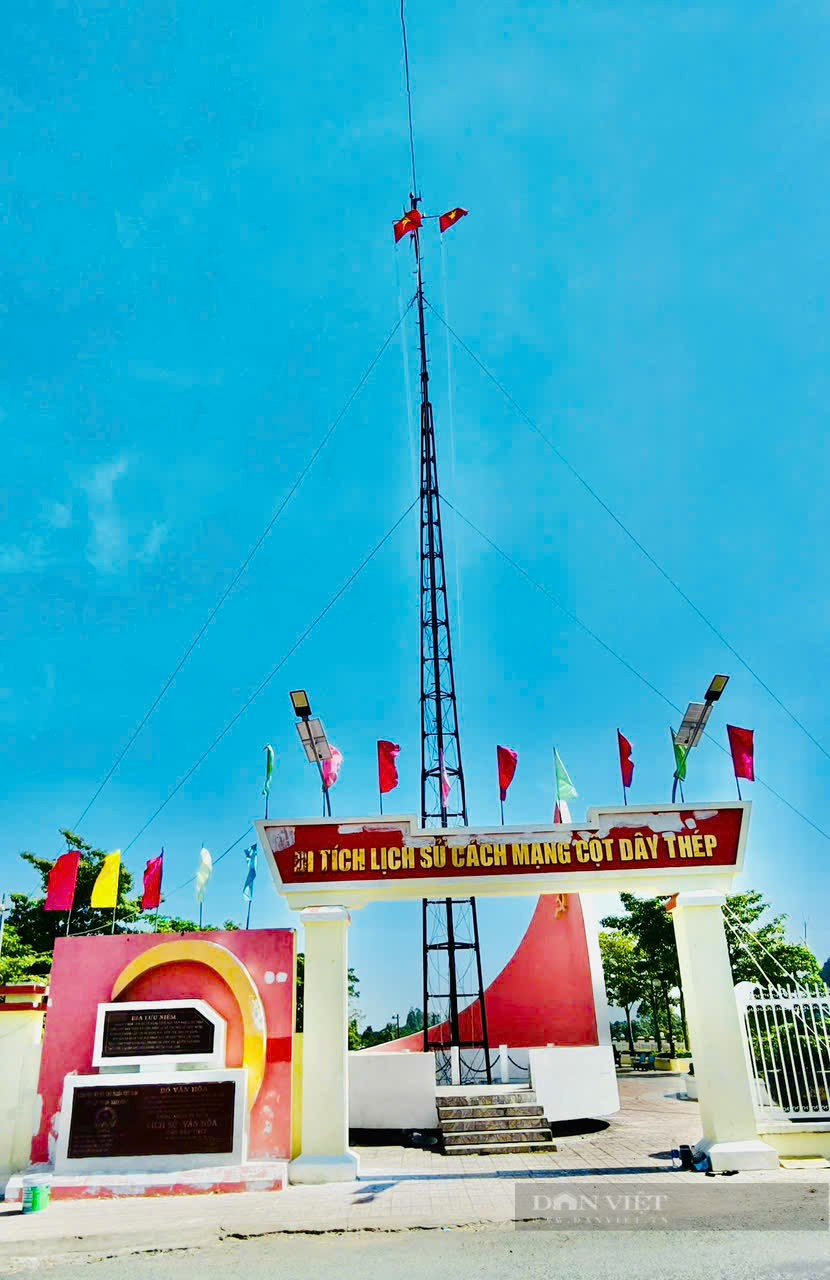 Cờ Đảng tung bay trên Cột dây thép, nơi chi bộ Đảng đầu tiên của tỉnh An Giang ra đời- Ảnh 1.