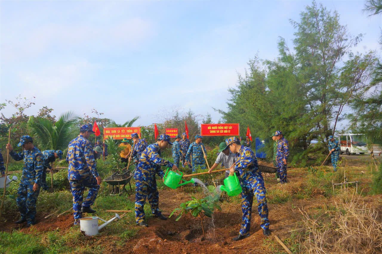 Khánh Hòa: Các đảo trên Trường Sa hưởng ứng Tết trồng cây- Ảnh 2.