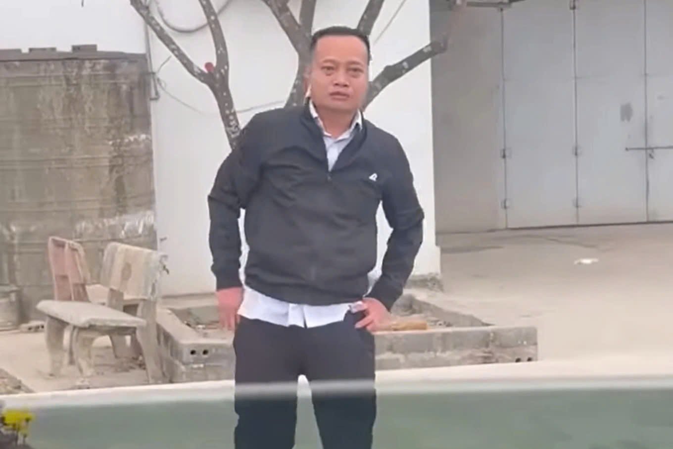 Nguyên nhân 2 anh em lao vào hành hung tài xế ô tô ở bến phà tại Nam Định - Ảnh 1.