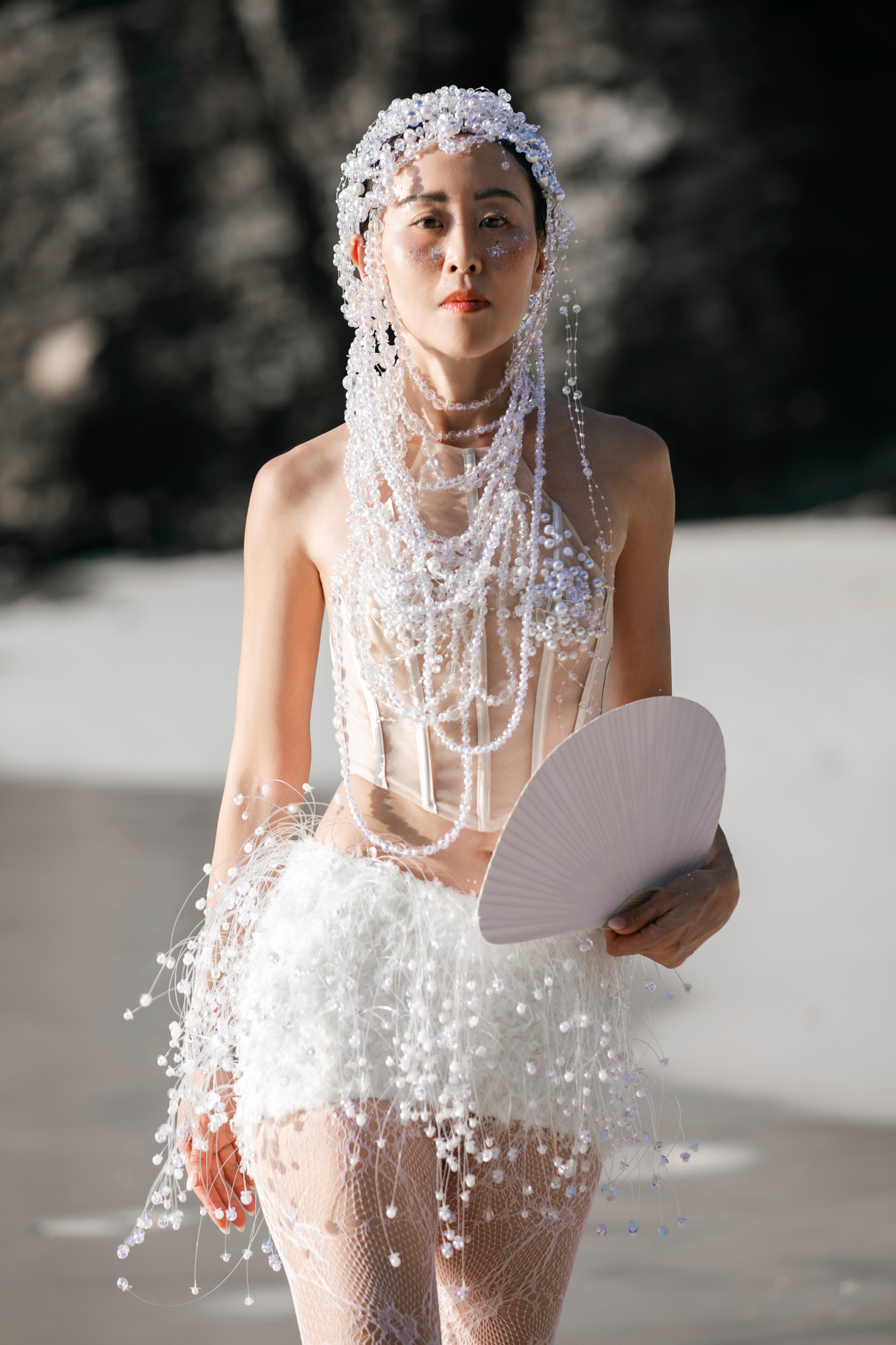 Nhà thiết kế mang hình ảnh chiếc khăn rằn sang đất Thái với bộ sưu tập thời trang đi biển - Ảnh 3.