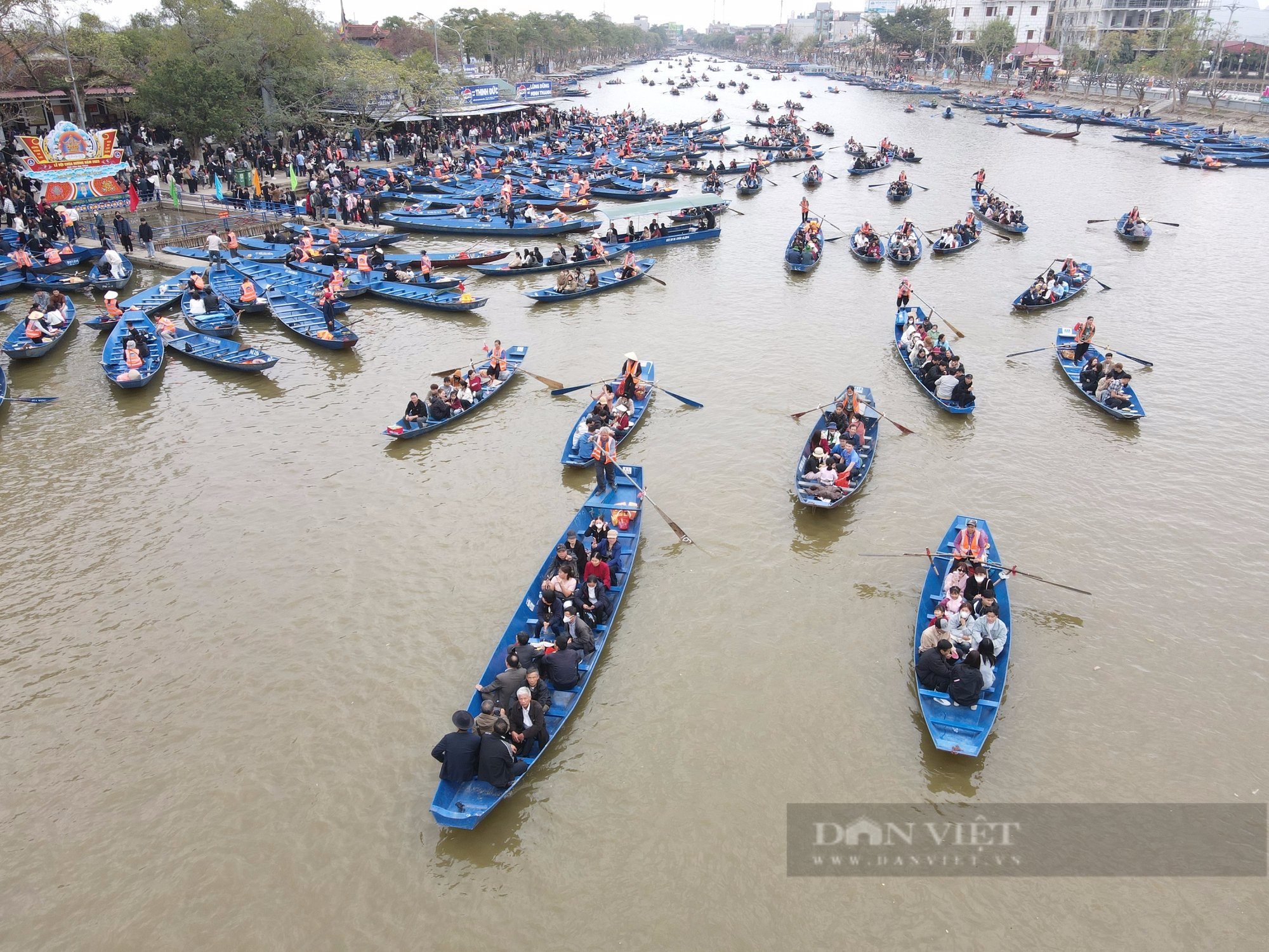 Công an vào cuộc xác minh thuê chiếu nghỉ ở chùa Hương "vào mặc cả 50 nghìn/chiếu, về thì 50 nghìn/người" - Ảnh 2.