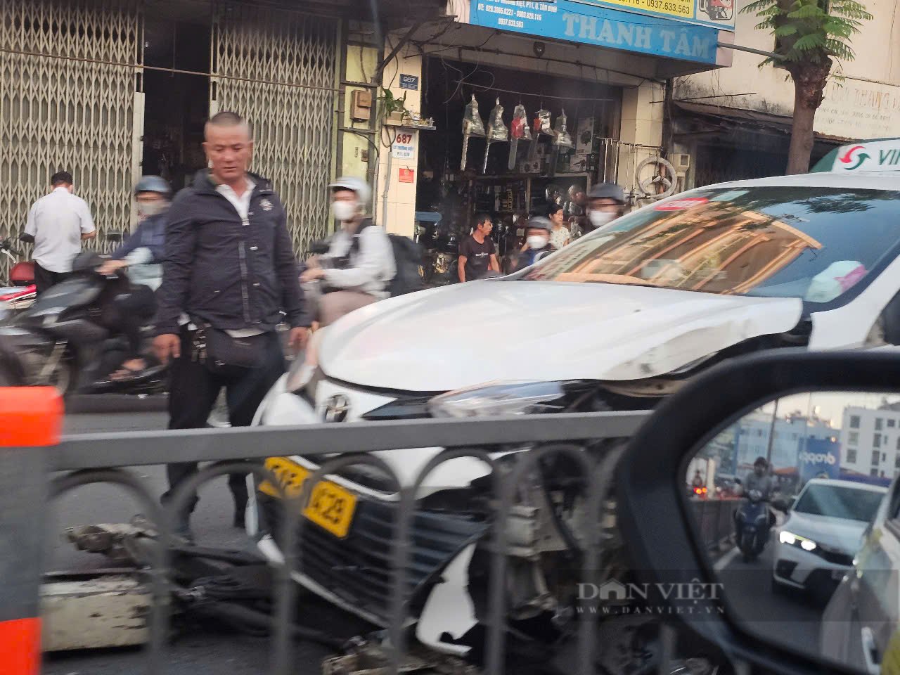 Taxi mất lái đâm vào lan can giữa hai làn đường ở quận Tân Bình, ùn ứ giao thông nghiêm trọng- Ảnh 1.