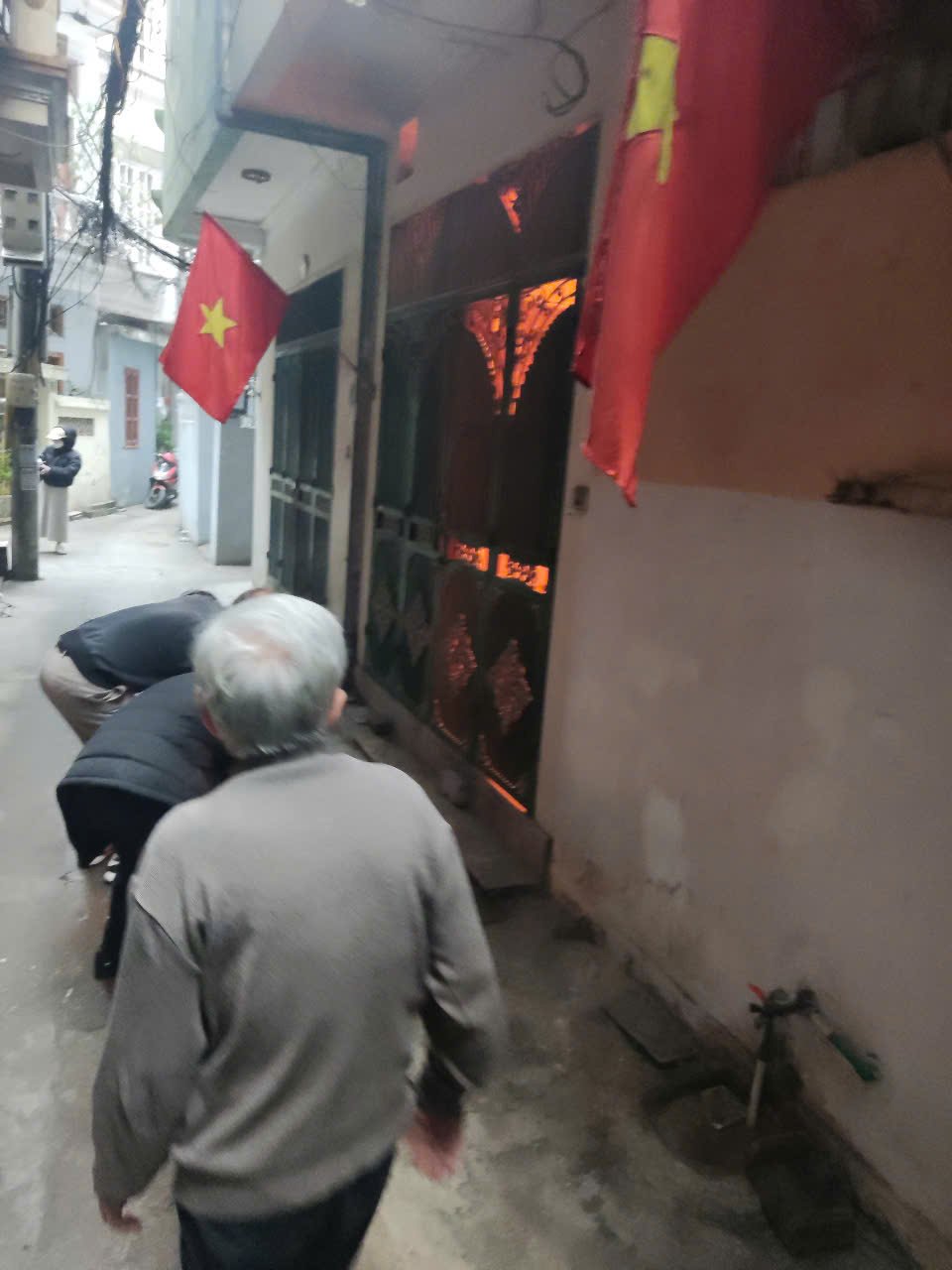 Cháy nhà dân ở Hà Nội, cụ ông 78 tuổi mắc kẹt được cảnh sát cứu kịp thời- Ảnh 1.