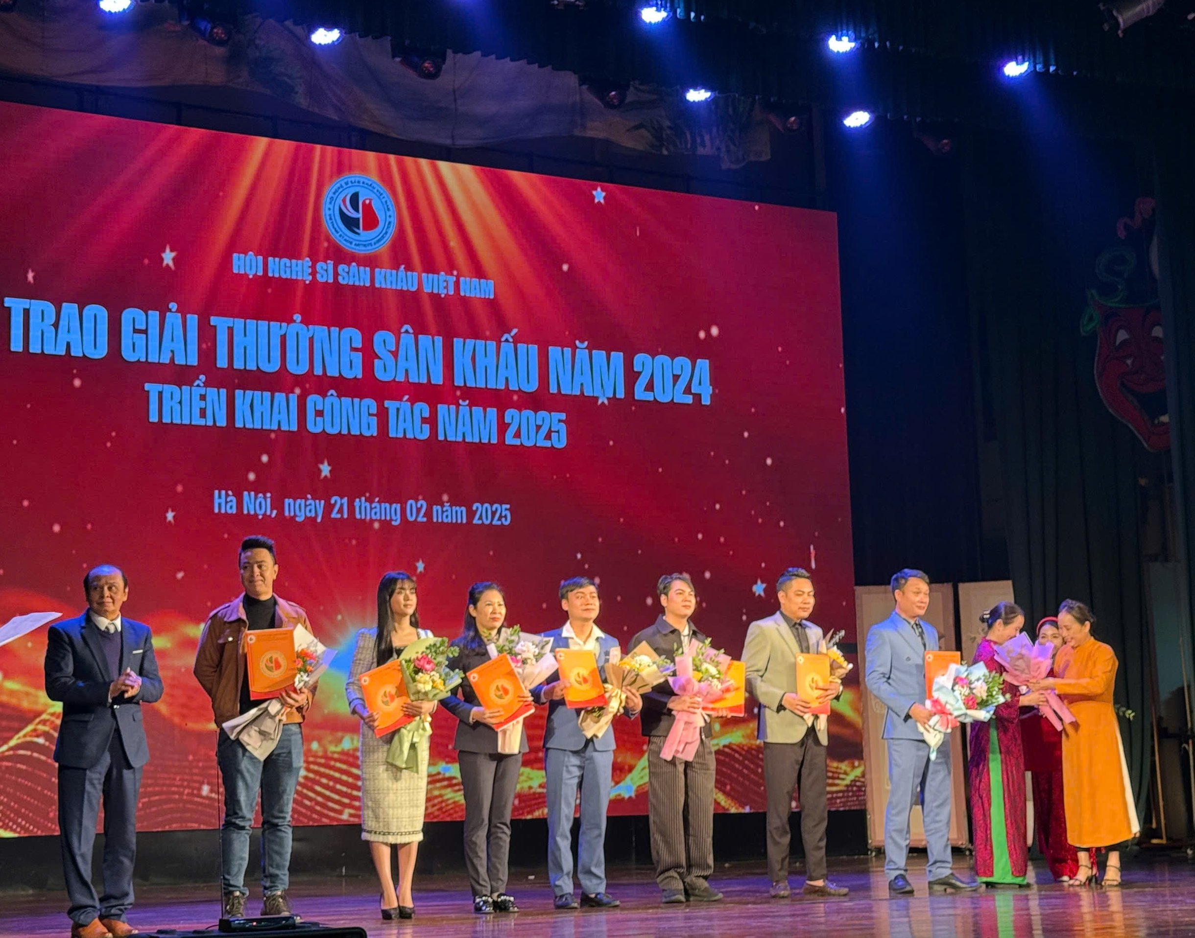 Nghệ sĩ Nhân dân Xuân Bắc trao giải Đạo diễn xuất sắc cho Nghệ sĩ Ưu tú Thành Lộc- Ảnh 3.
