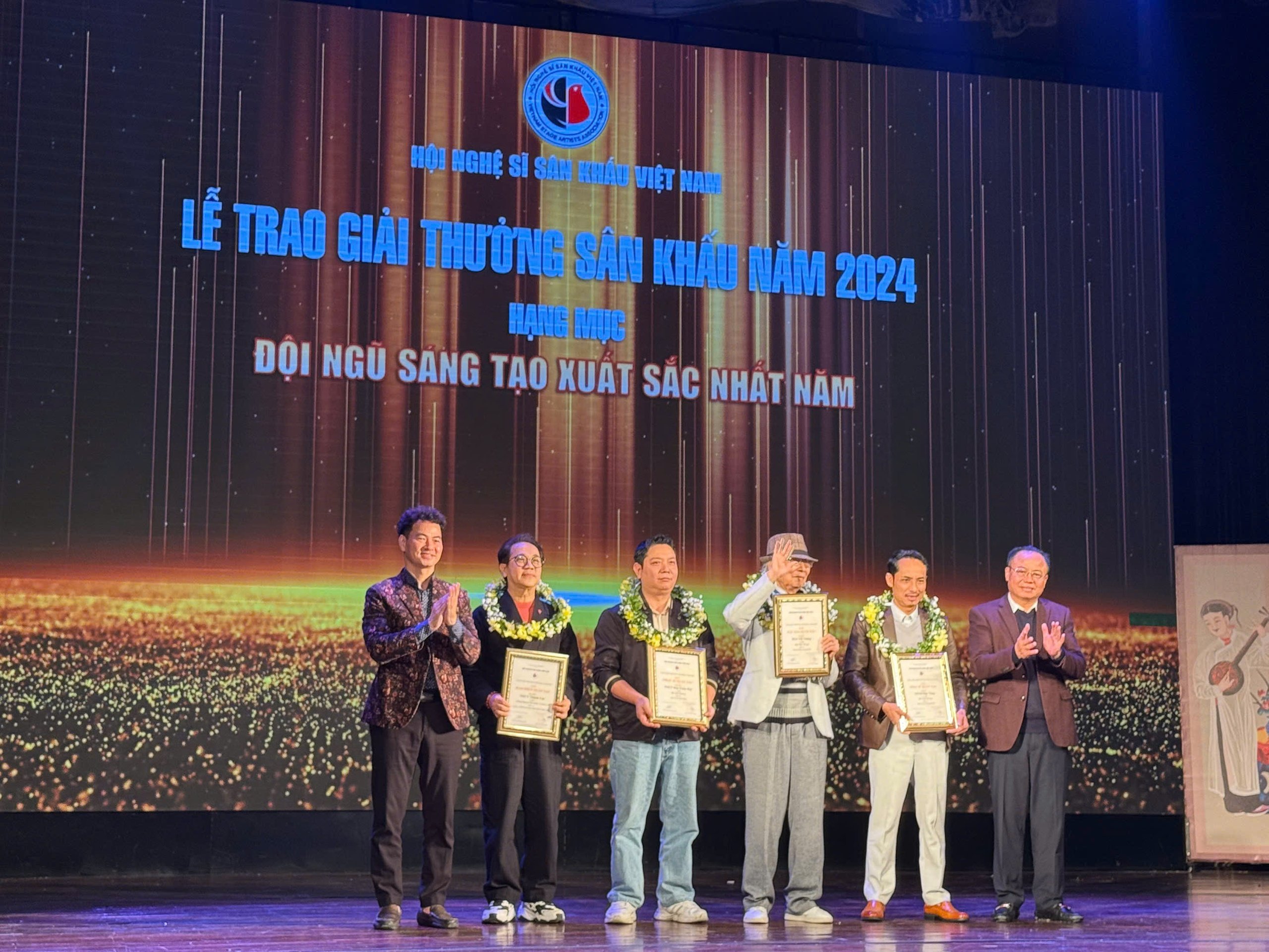 Nghệ sĩ Nhân dân Xuân Bắc trao giải Đạo diễn xuất sắc cho Nghệ sĩ Ưu tú Thành Lộc- Ảnh 1.