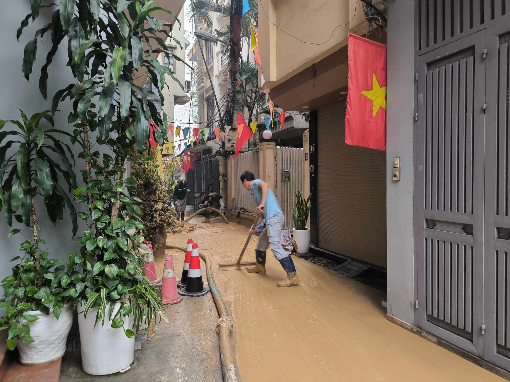 Diễn biến mới vụ khoan ngầm metro Hà Nội gặp sự cố: Bùn đất vẫn phun lên, nhiều hộ dân phải di tản- Ảnh 1.