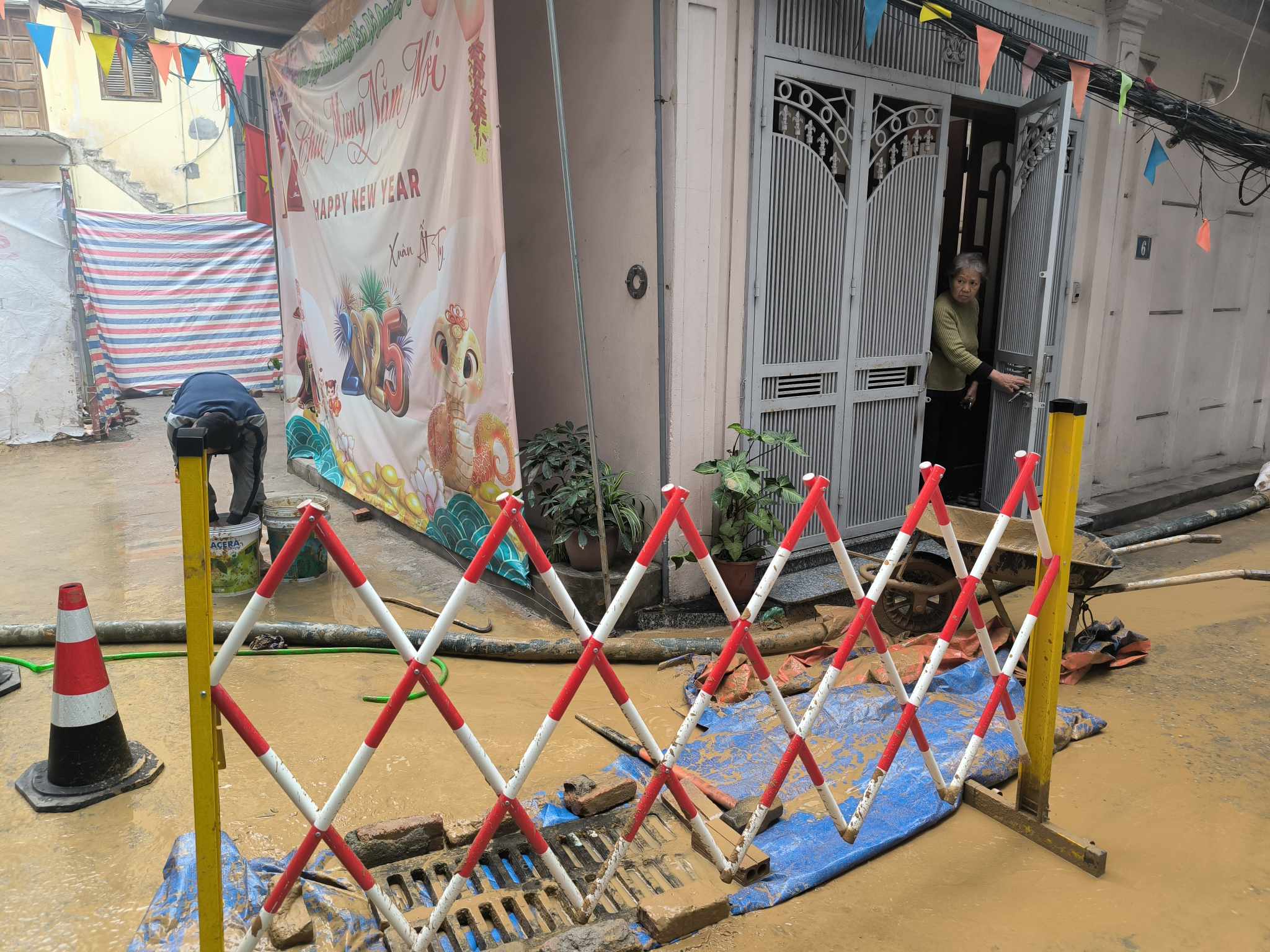 Diễn biến mới vụ khoan ngầm metro Hà Nội gặp sự cố: Bùn đất vẫn phun lên, nhiều hộ dân phải di tản- Ảnh 2.