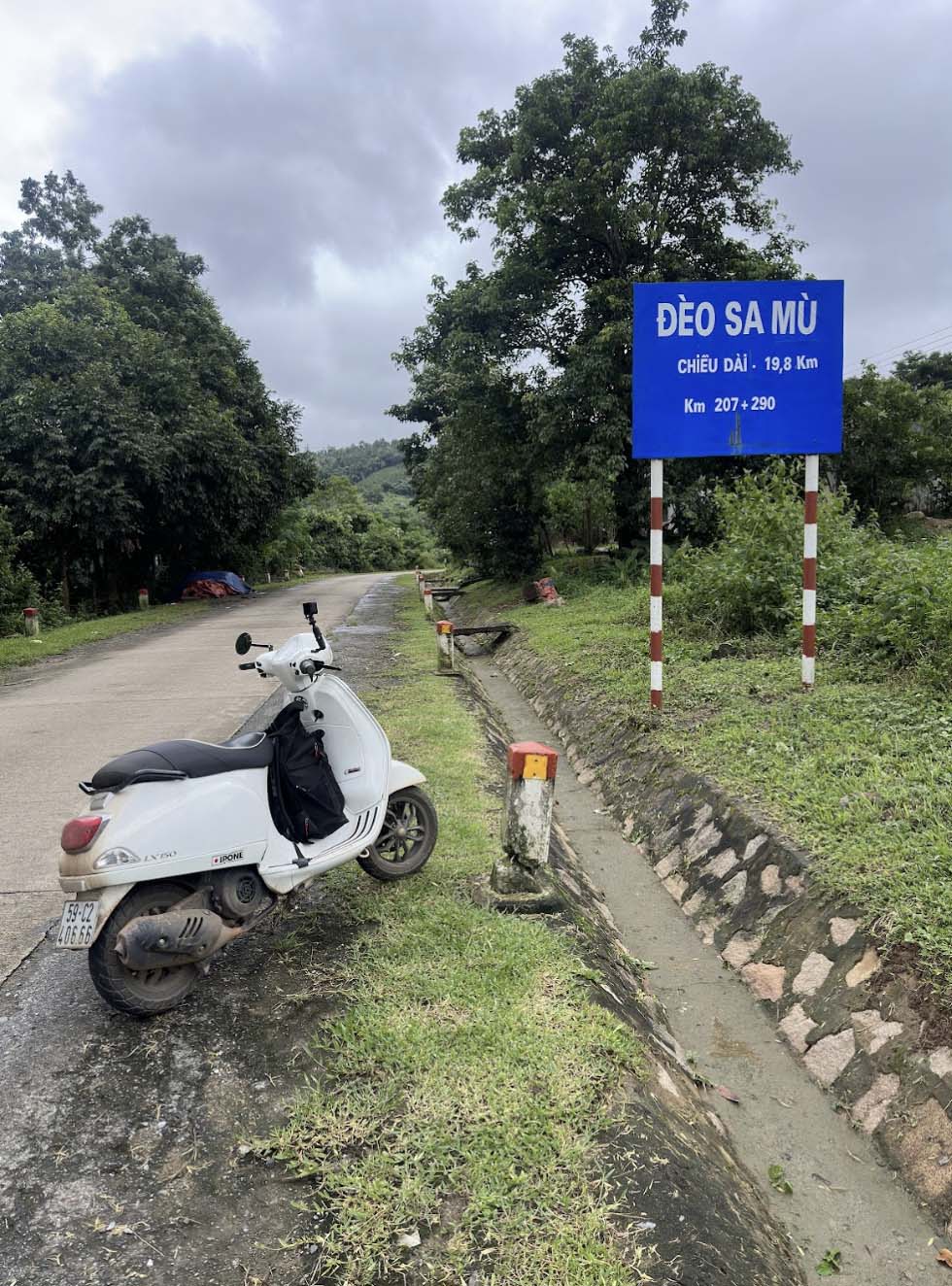 Độc hành trên con đường Trường Sơn, chàng trai vượt đèo trong cái lạnh “tê tái” cùng tiếng gió rít qua rừng già - Ảnh 9.