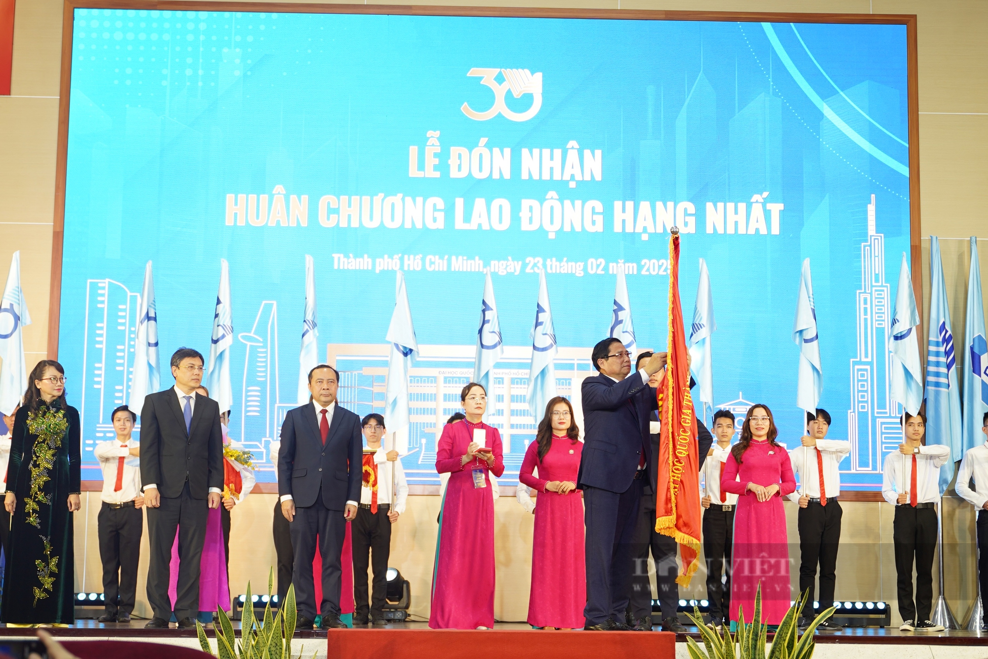 Đại học Quốc Gia TP.HCM vinh dự đón nhận Huân chương Lao động hạng Nhất  - Ảnh 1.