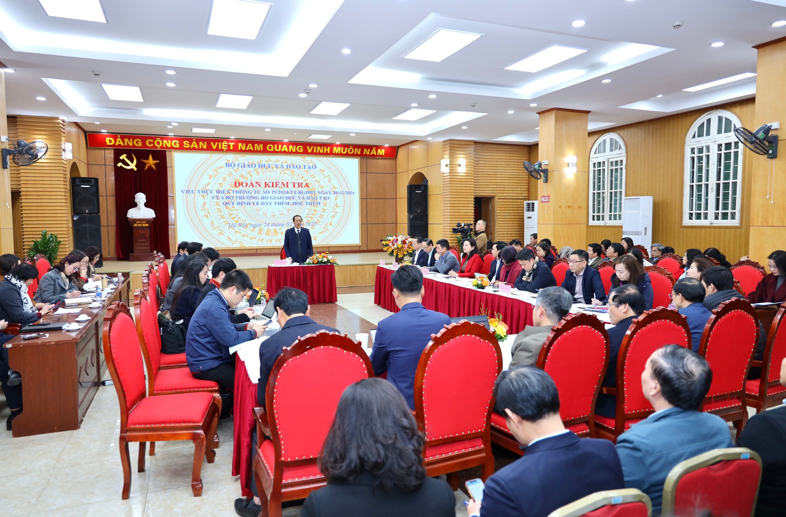 Thứ trưởng Bộ GDĐT chỉ đạo: “Không thoả hiệp, không khoan nhượng" để chấm dứt dạy thêm tràn lan- Ảnh 2.