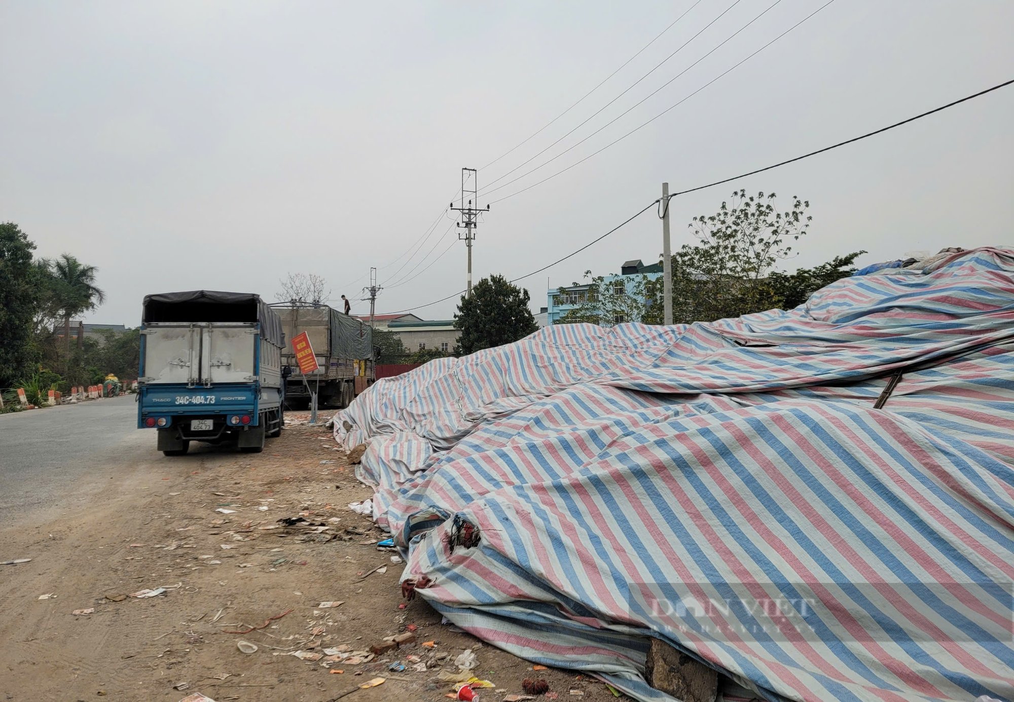 Bánh kẹo hết đát đổ thành núi ở Hà Nội được chuyển đi, thủ phạm đổ trộm vẫn "bặt vô âm tín" - Ảnh 1.