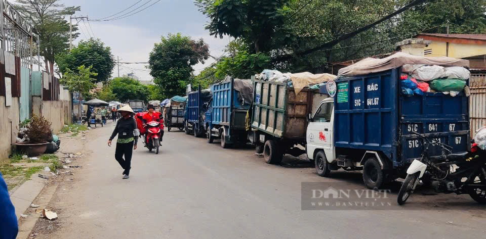Hàng trăm tấn rác bủa vây huyện Hóc Môn, người dân kêu trời vì mùi hôi thối không chịu nổi- Ảnh 2.