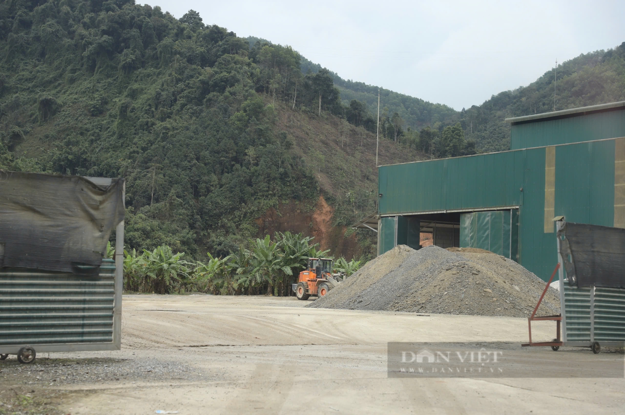Hà Giang: Xử lý chưa triệt để các công trình "khủng" trái phép trên Quốc lộ 4C- Ảnh 2.