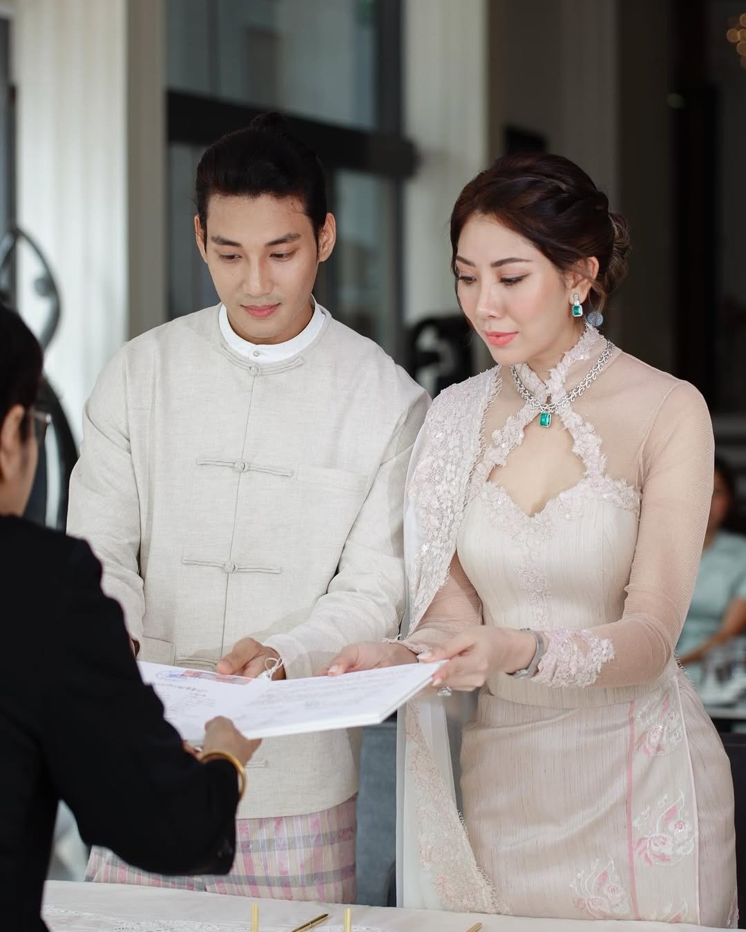 "Nhà sư đẹp trai nhất Myanmar" cưới vợ - Ảnh 2.