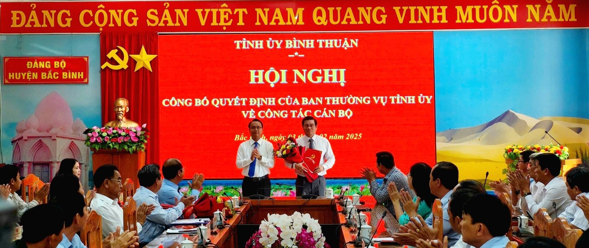 Trao quyết định cho nhân sự giữ chức Bí thư Huyện ủy Bắc Bình, tỉnh Bình Thuận- Ảnh 1.