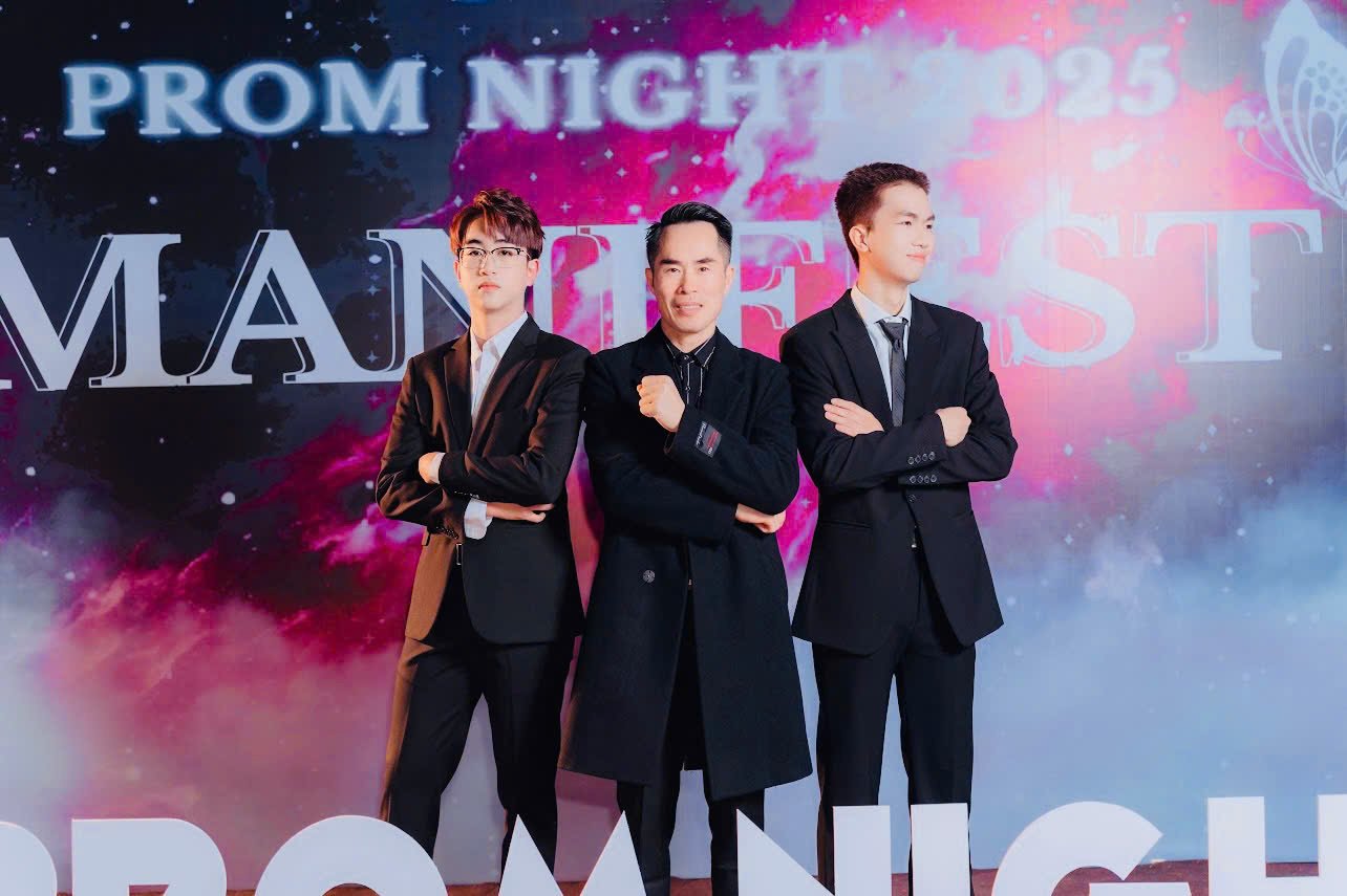 Thầy hiệu phó trường cấp 3 hát bài "Tái sinh" khiến học sinh toàn trường hò reo phấn khích- Ảnh 1.