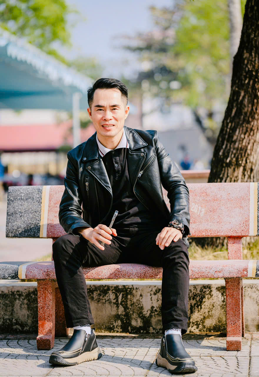 Thầy hiệu phó trường cấp 3 hát bài "Tái sinh" khiến học sinh toàn trường hò reo phấn khích- Ảnh 2.