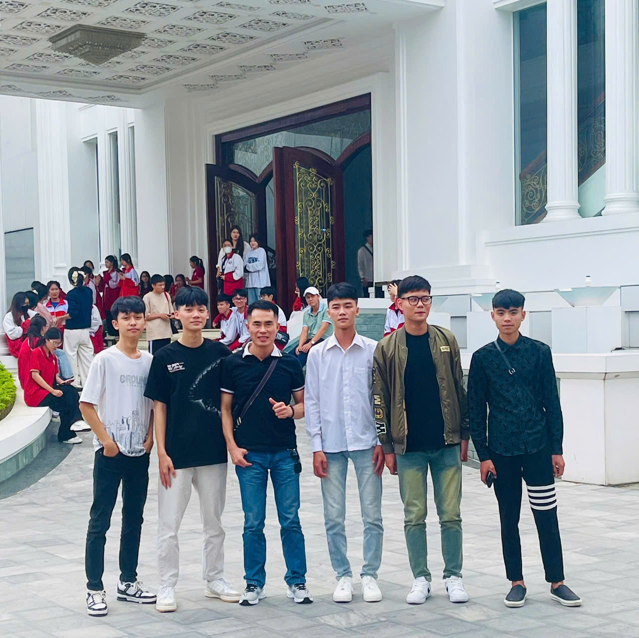 Thầy hiệu phó trường cấp 3 hát bài "Tái sinh" khiến học sinh toàn trường hò reo phấn khích- Ảnh 3.