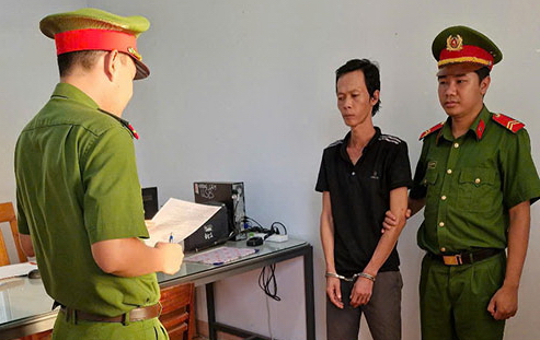 Rình suốt đêm trước cổng chờ chủ nhà ngủ say để đột nhập vào ăn trộm- Ảnh 1.