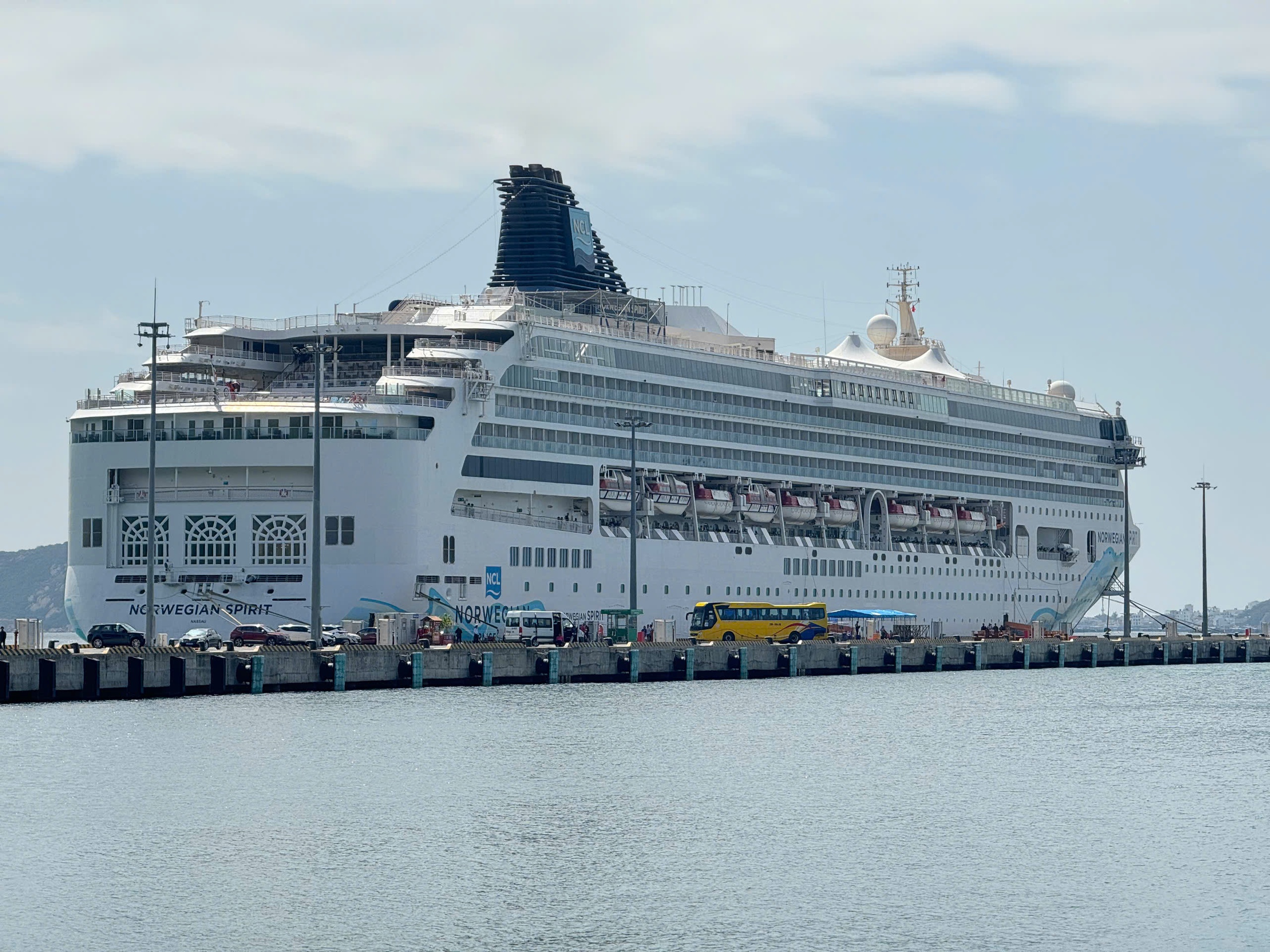 Tàu biển quốc tế Norwegian Spirit đưa 1.900 khách đến cảng quốc tế Cam Ranh- Ảnh 3.